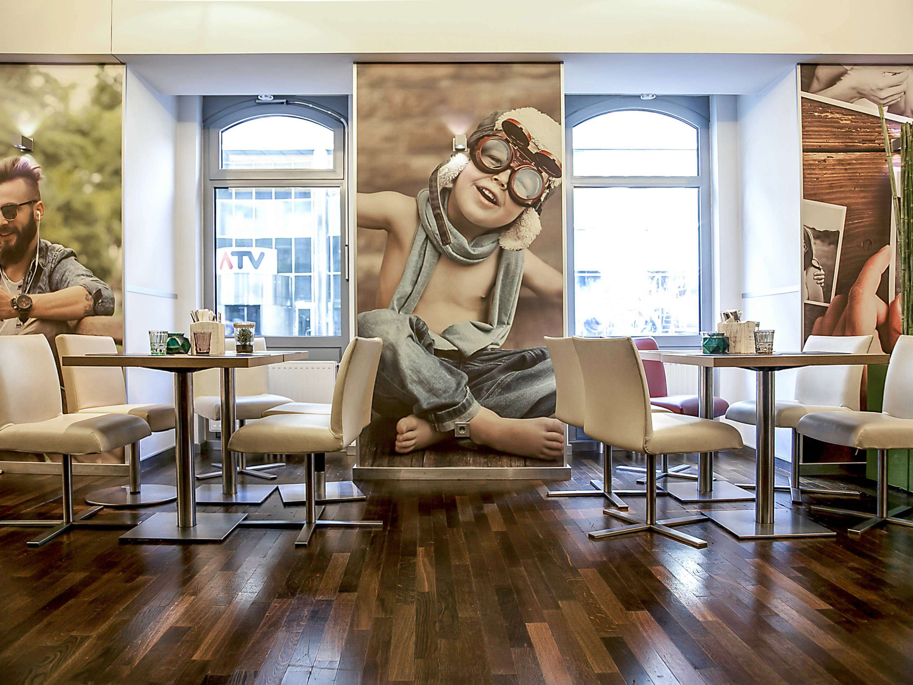 FAMILY AND FRIENDS   THE SNUGGLY, Aspernbrueckengasse 1 in Vienna