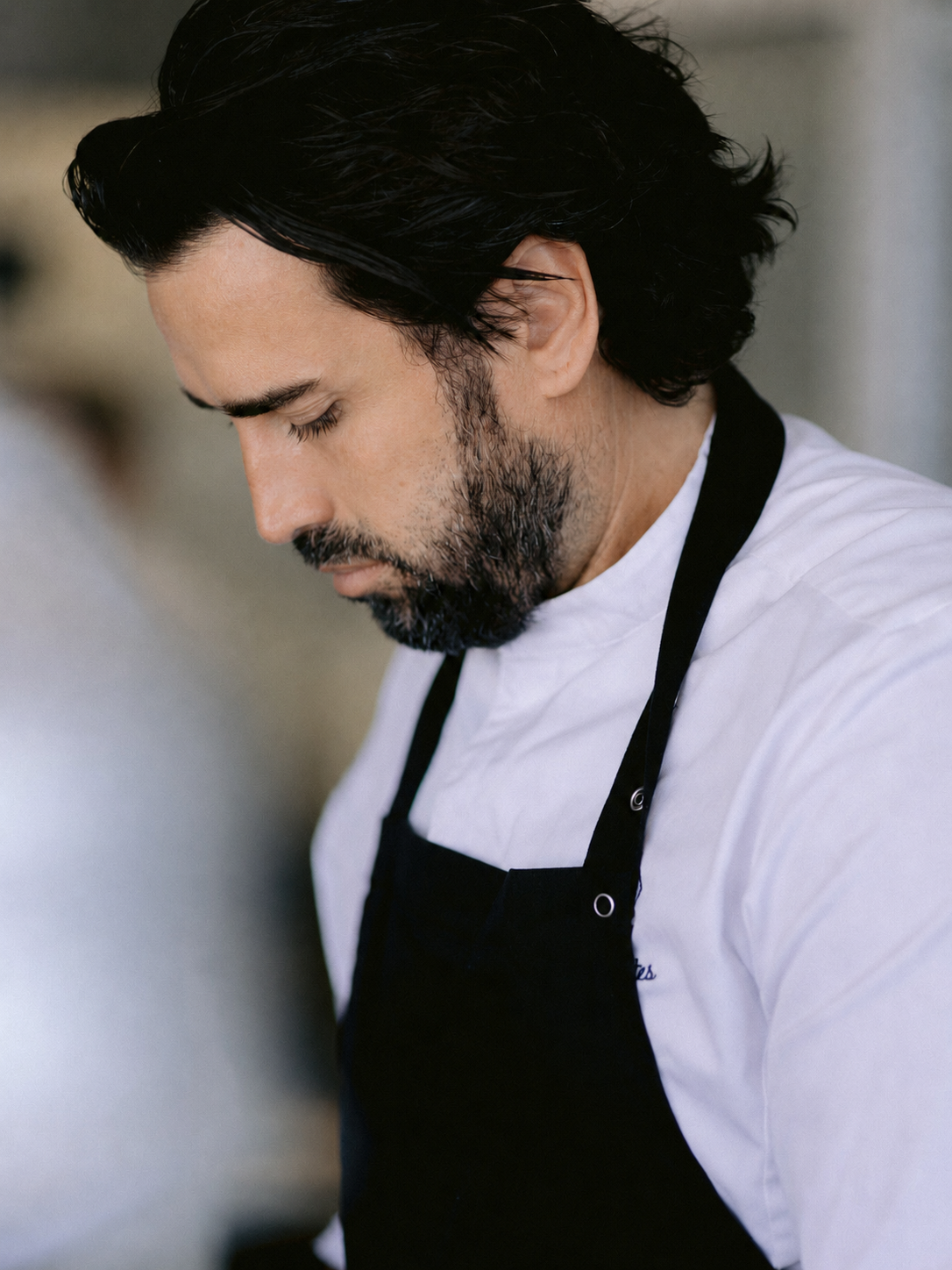 Le Chef Nicolas Sintes signe une cuisine raffinée, inspirée de la Méditerranée et du terroir corse. Le Chef Nicolas Sintes signe une cuisine raffinée, inspirée de la Méditerranée et du terroir corse.
