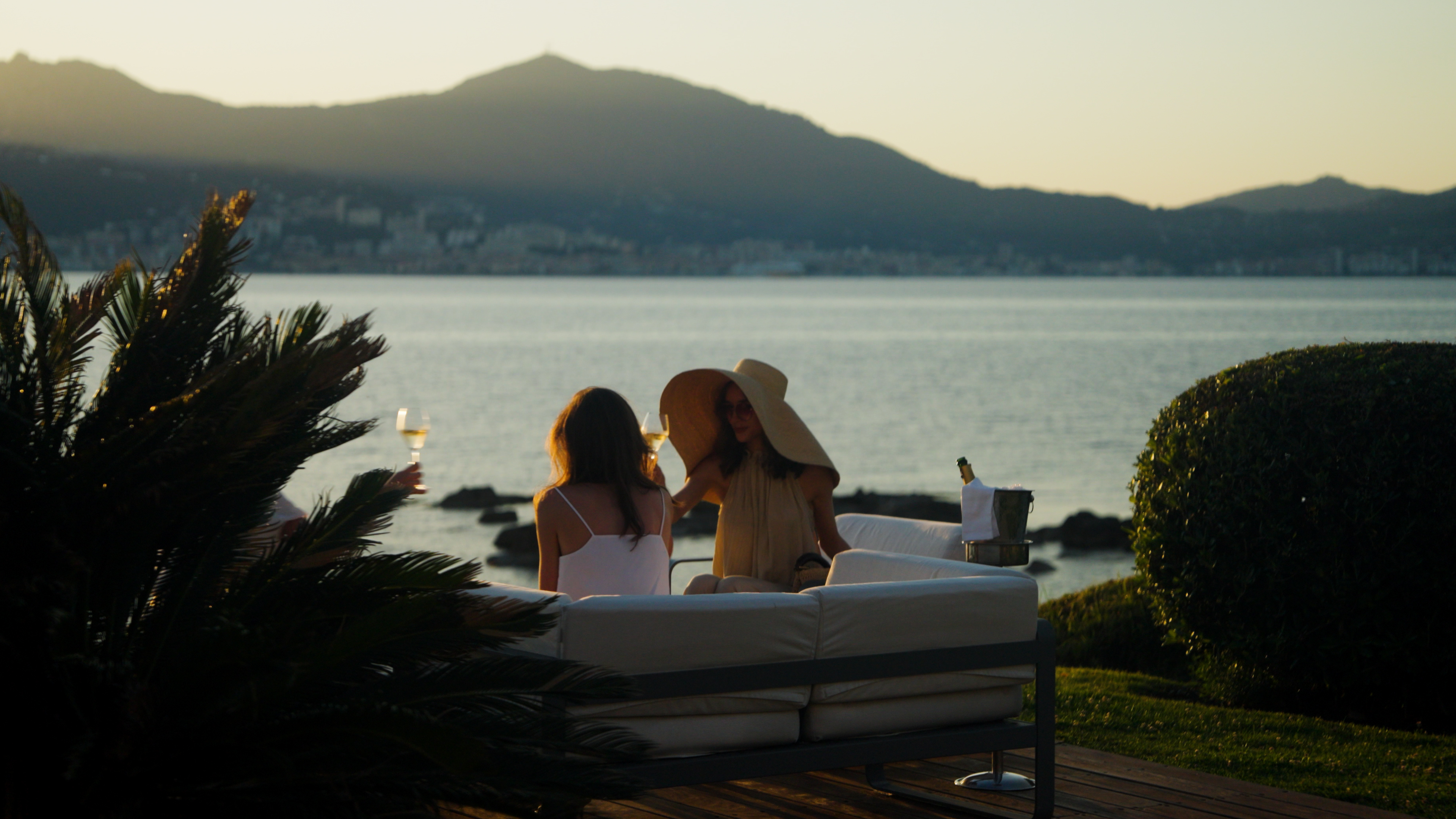 Profitez d'un coucher de soleil spectaculaire sur le golfe d'Ajaccio, dans une atmosphère propice à la détente et au partage. Profitez d'un coucher de soleil spectaculaire sur le golfe d'Ajaccio, dans une atmosphère propice à la détente et au partage.