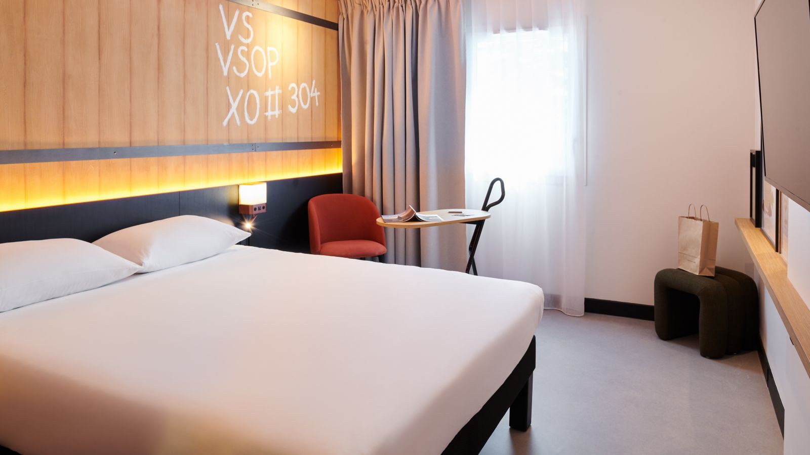 Chambre standard avec lit double, climatisée et insonorisée, avec Wi-Fi gratuit.