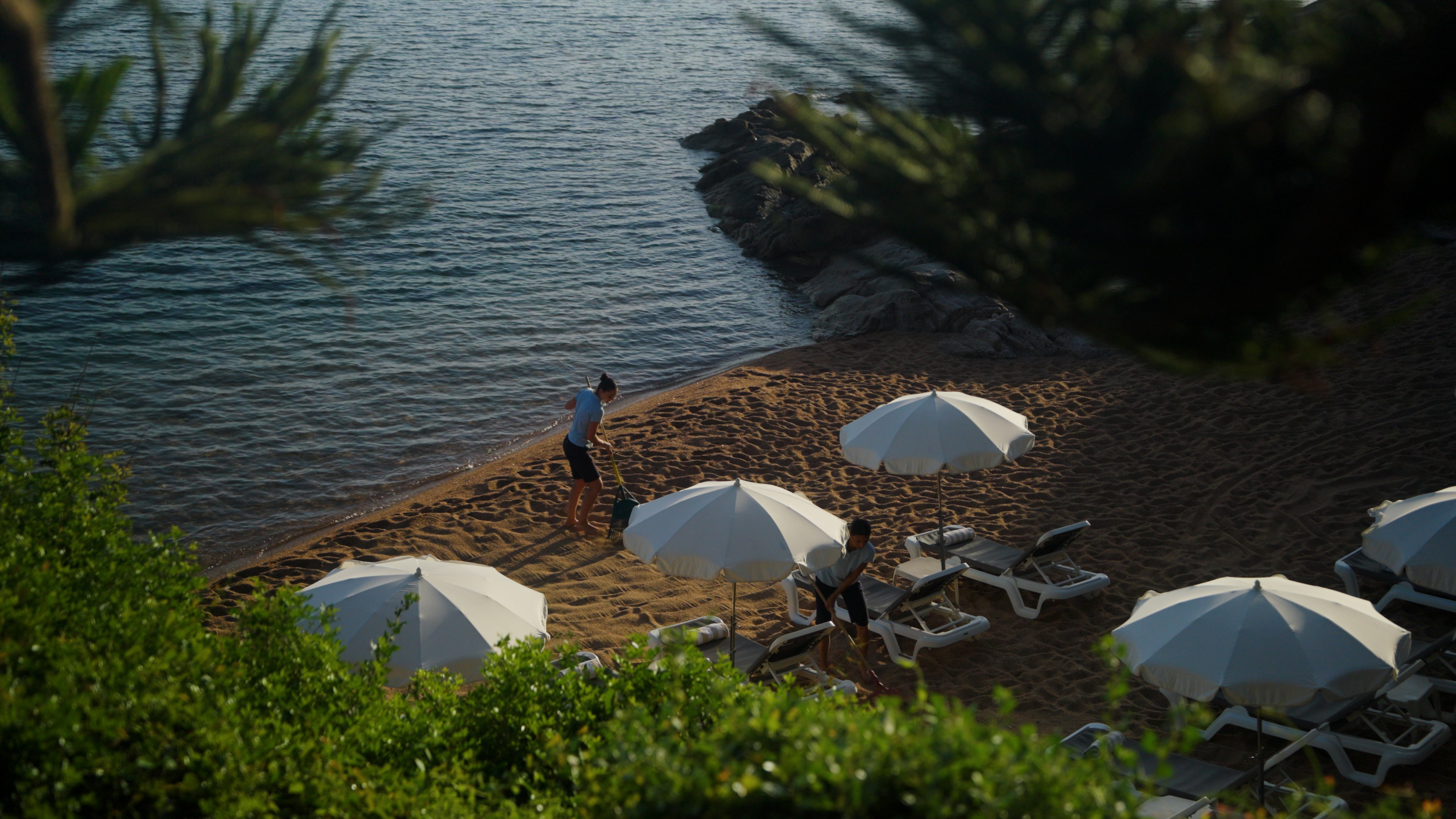 Laissez-vous séduire par le calme de notre plage privée, un lieu privilégié où la Méditerranée s'offre à vous en toute sérénité. Laissez-vous séduire par le calme de notre plage privée, un lieu privilégié où la Méditerranée s'offre à vous en toute sérénité.