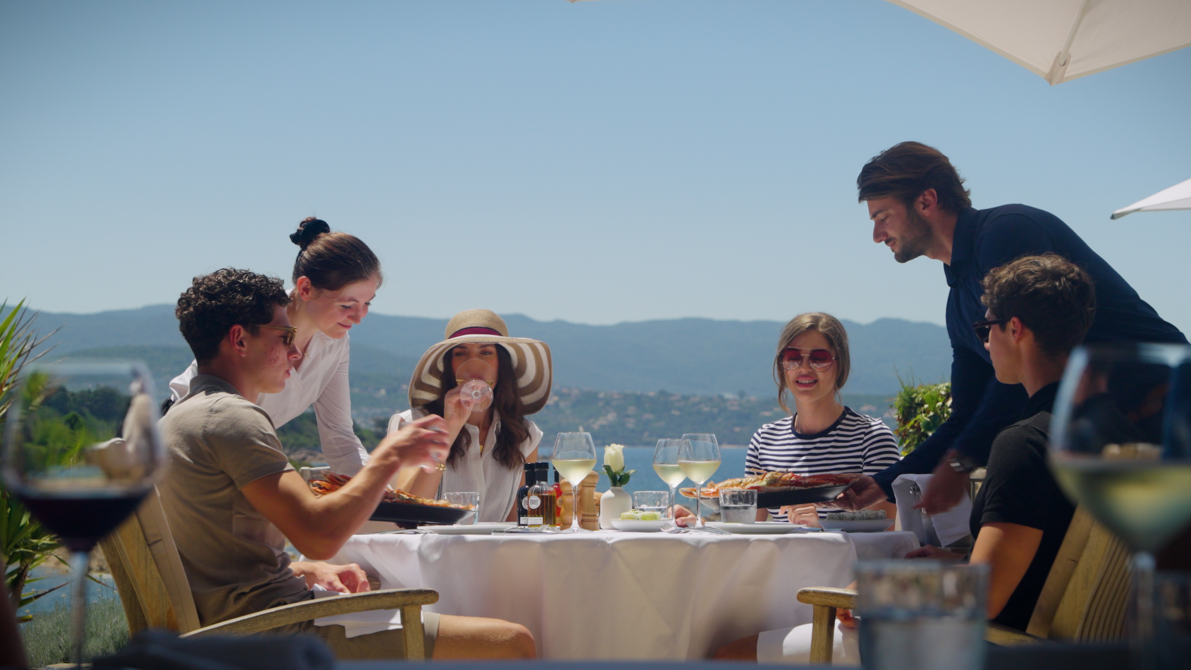 Partagez un déjeuner ou un dîner en terrasse à La Table de la Pointe, face au golfe d'Ajaccio, dans une ambiance conviviale et raffinée.