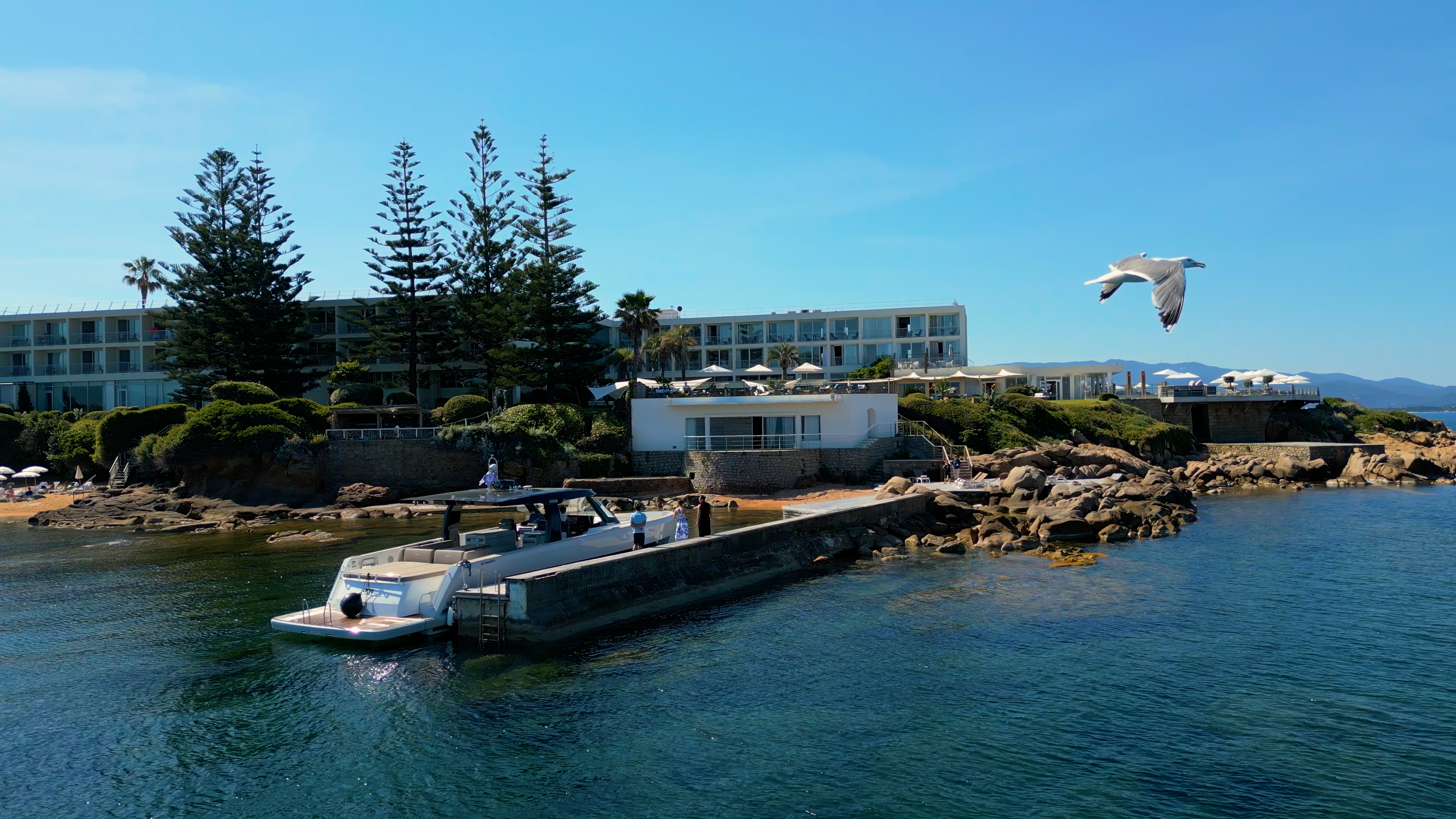 Séjournez dans un hôtel d'exception niché entre mer et maquis, avec un accès direct à la Méditerranée et des panoramas à couper le souffle. Séjournez dans un hôtel d'exception niché entre mer et maquis, avec un accès direct à la Méditerranée et des panoramas à couper le souffle.