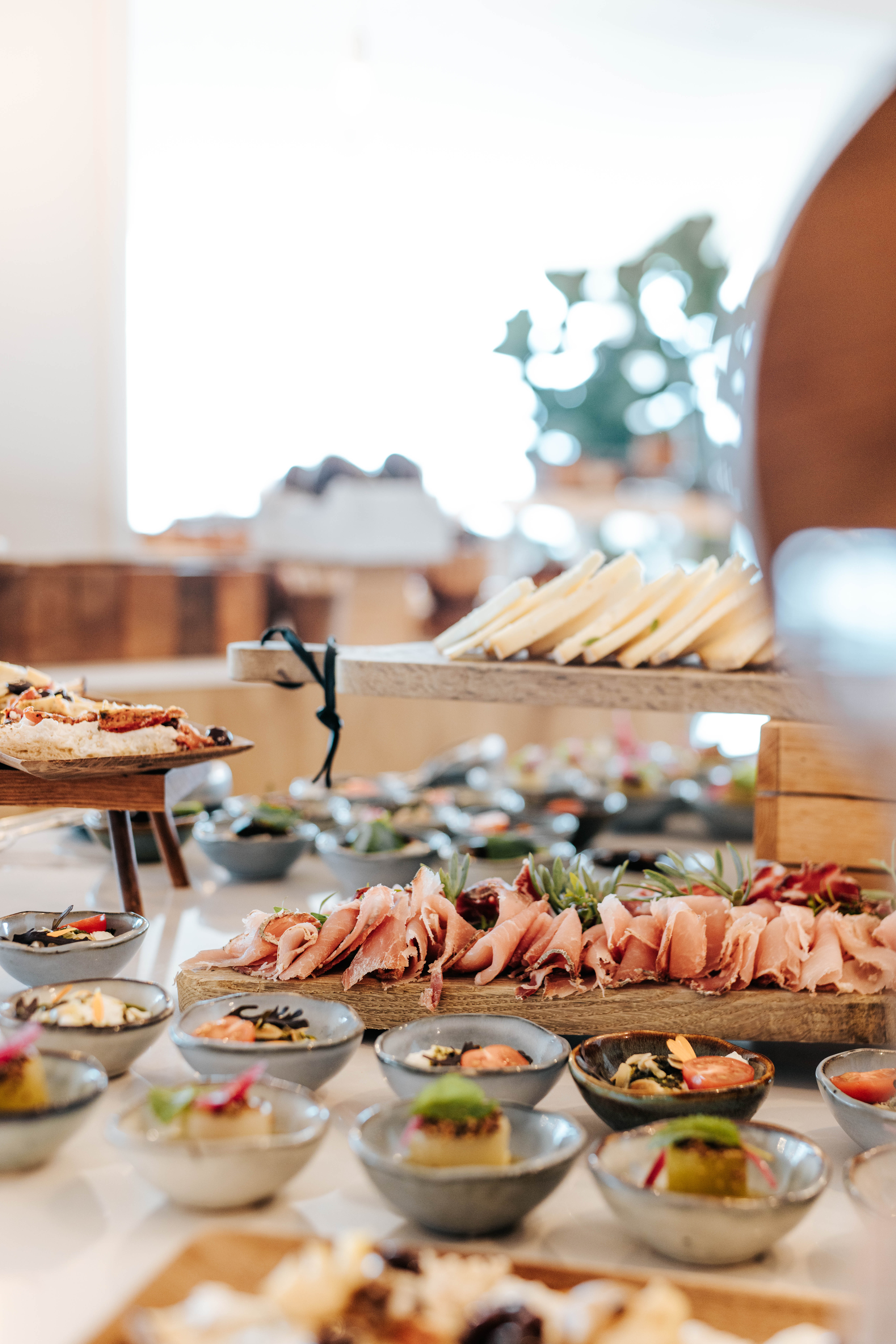 Buffet généreux du Sofitel Golfe d'Ajaccio, mêlant spécialités locales, produits frais et créations gourmandes dans un cadre lumineux.