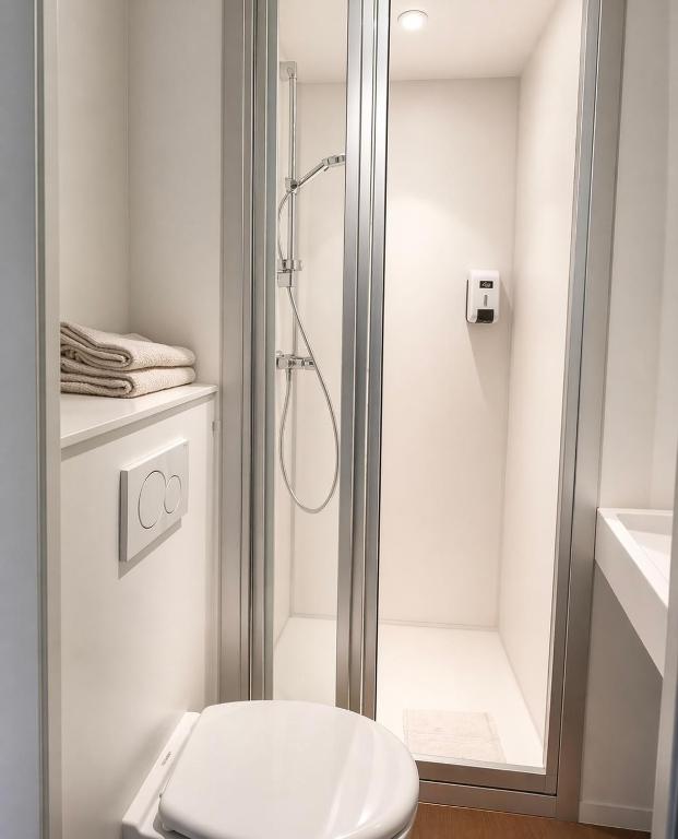 Salle de bain chambre Cabrio Hôtel F1 Orange Centre Échangeur A7 A9 Salle de bain chambre Cabrio Hôtel F1 Orange Centre Échangeur A7 A9