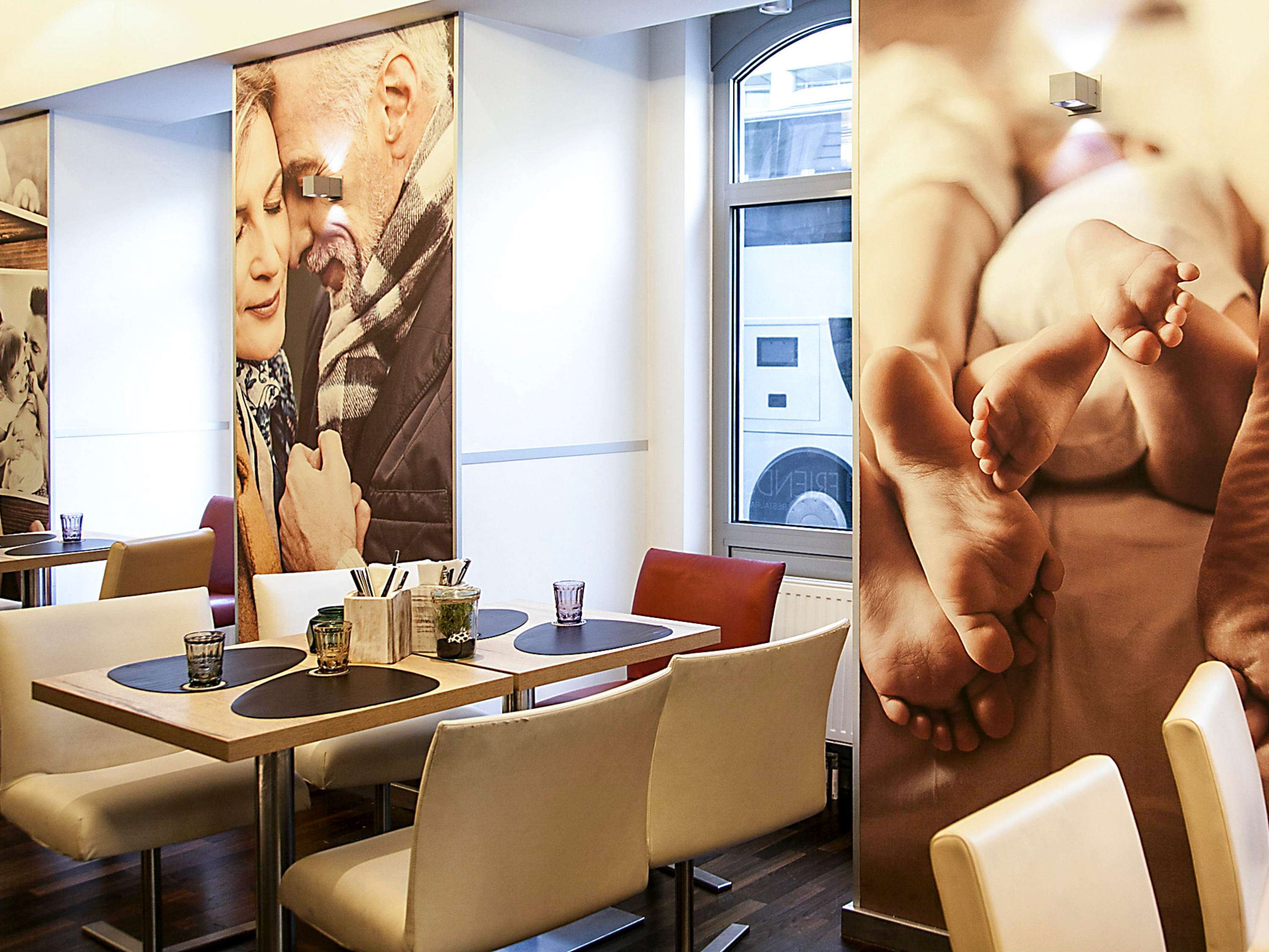 FAMILY AND FRIENDS   THE SNUGGLY, Aspernbrueckengasse 1 in Vienna