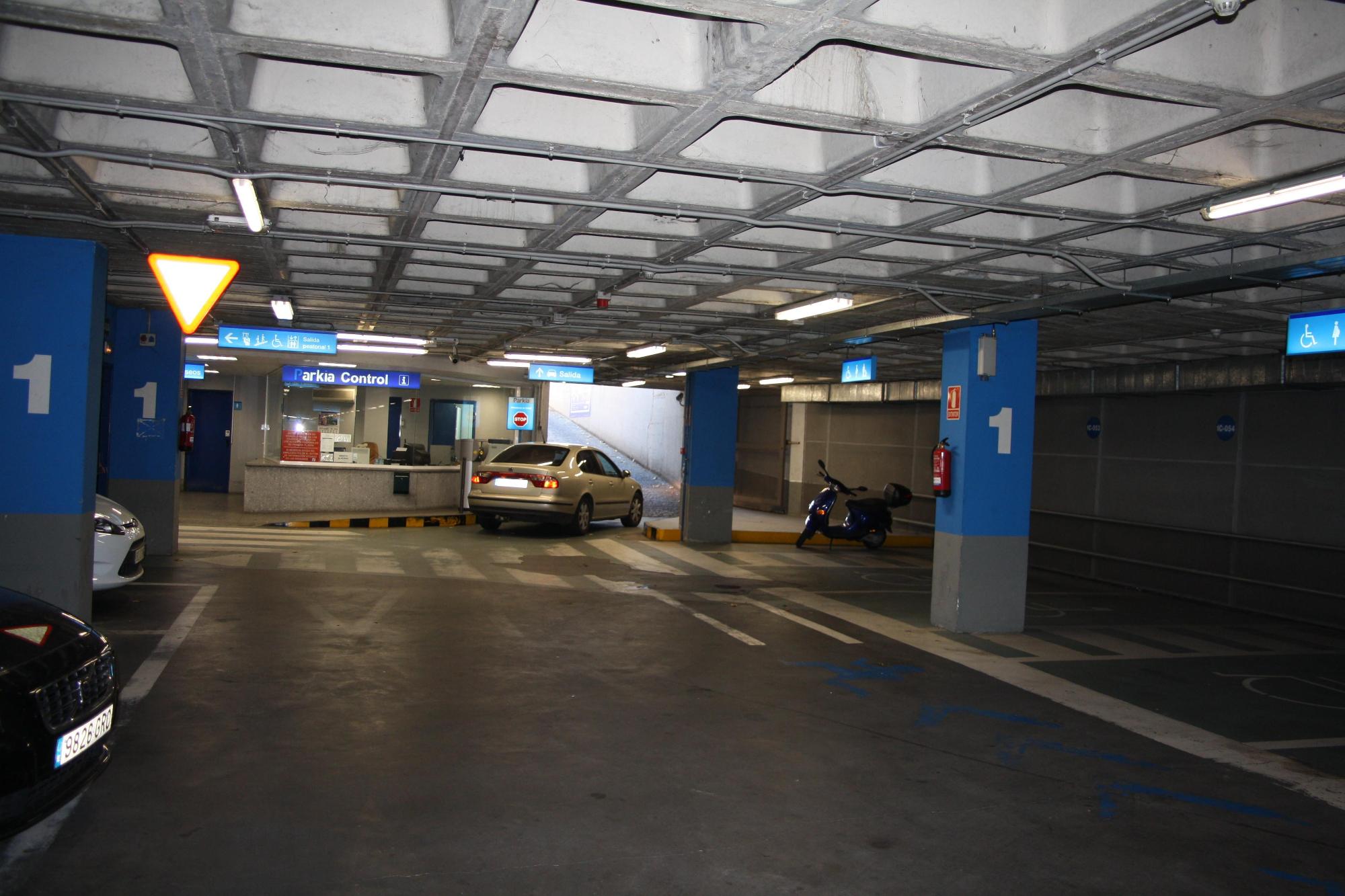Images Parking PARKIA by INDIGO en Reyes de España. Cerca de la Catedral de Salamanca.