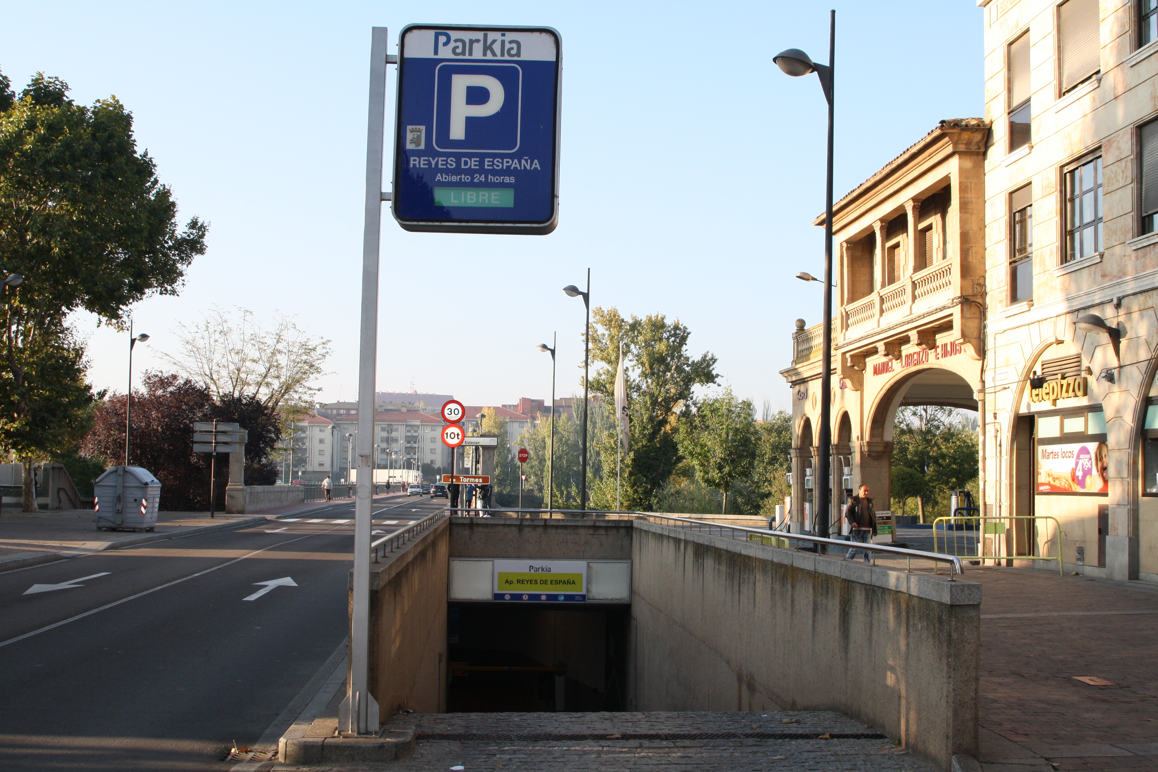 Images Parking PARKIA by INDIGO en Reyes de España. Cerca de la Catedral de Salamanca.
