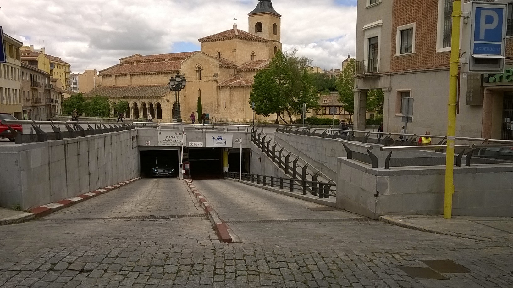 Images Parking PARKIA by INDIGO - Acueducto. Centro de Segovia. Acceso 2