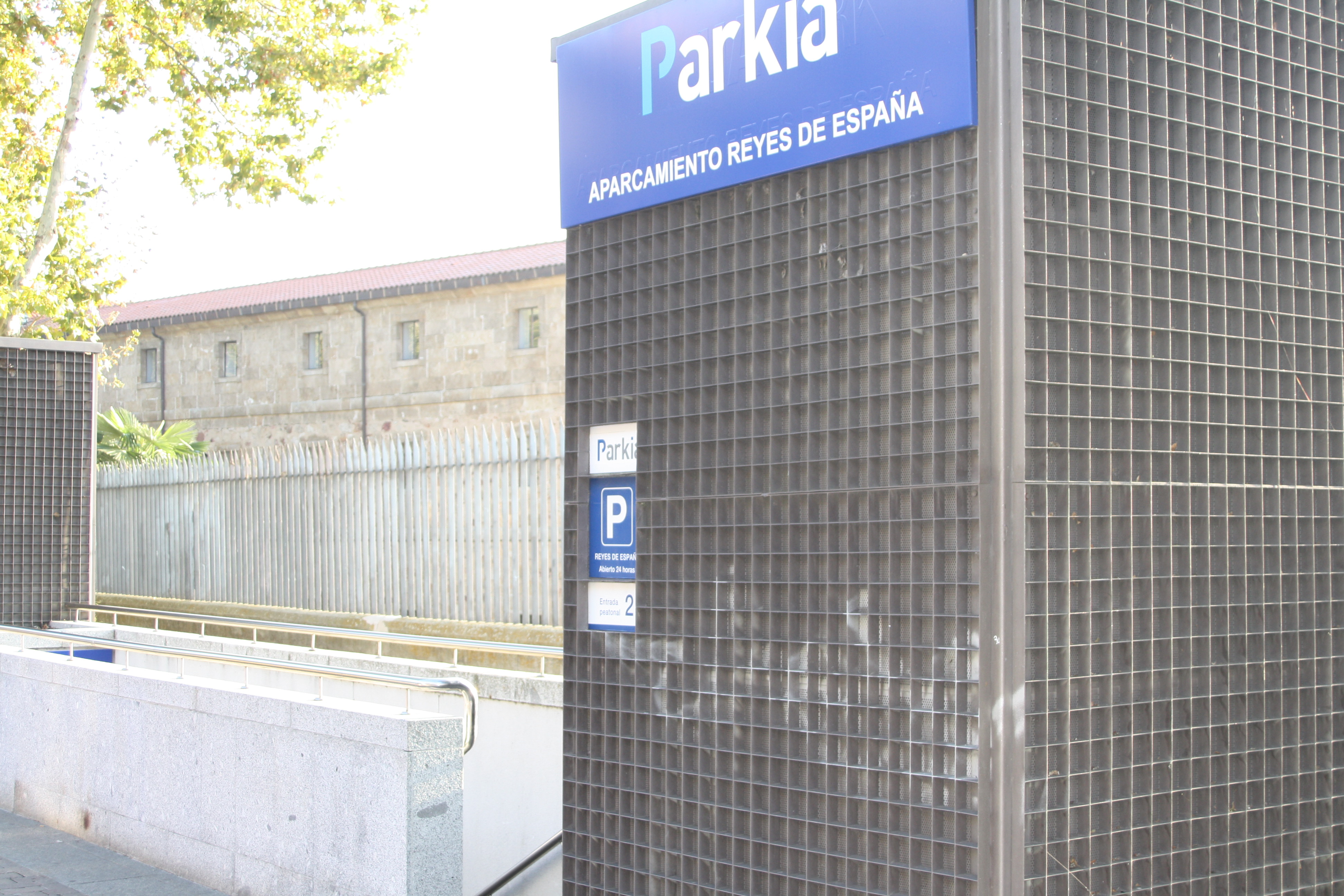 Images Parking PARKIA by INDIGO en Reyes de España. Cerca de la Catedral de Salamanca.