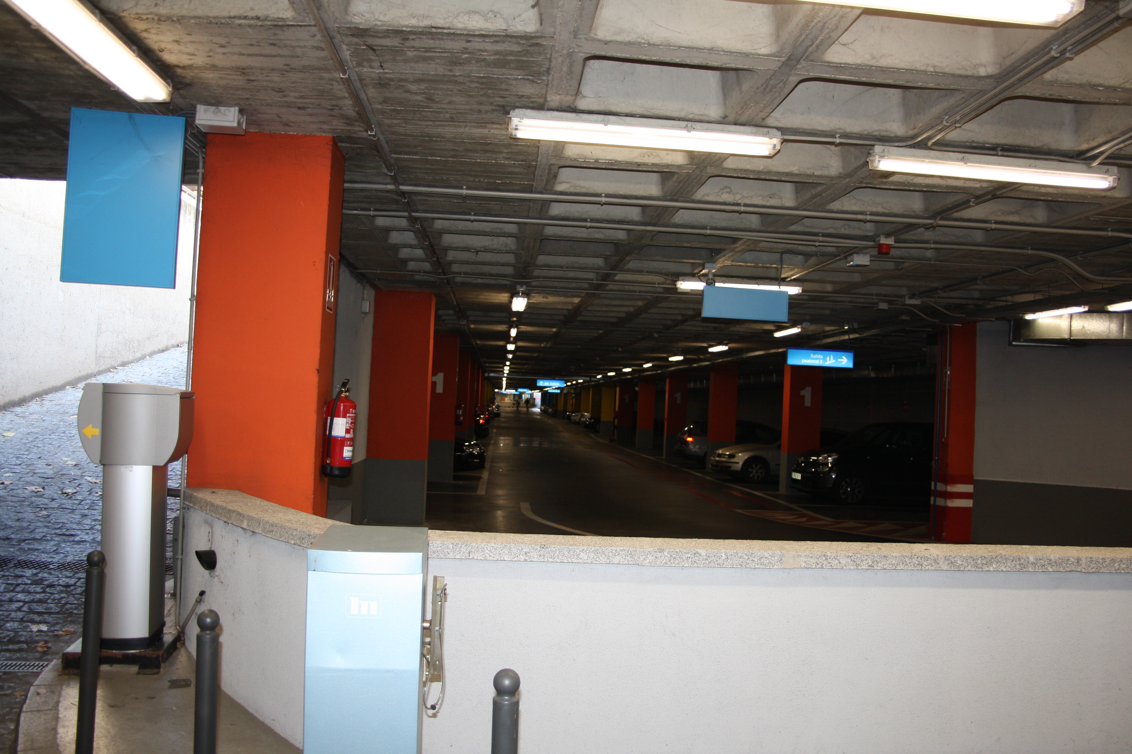 Images Parking PARKIA by INDIGO en Reyes de España. Cerca de la Catedral de Salamanca.