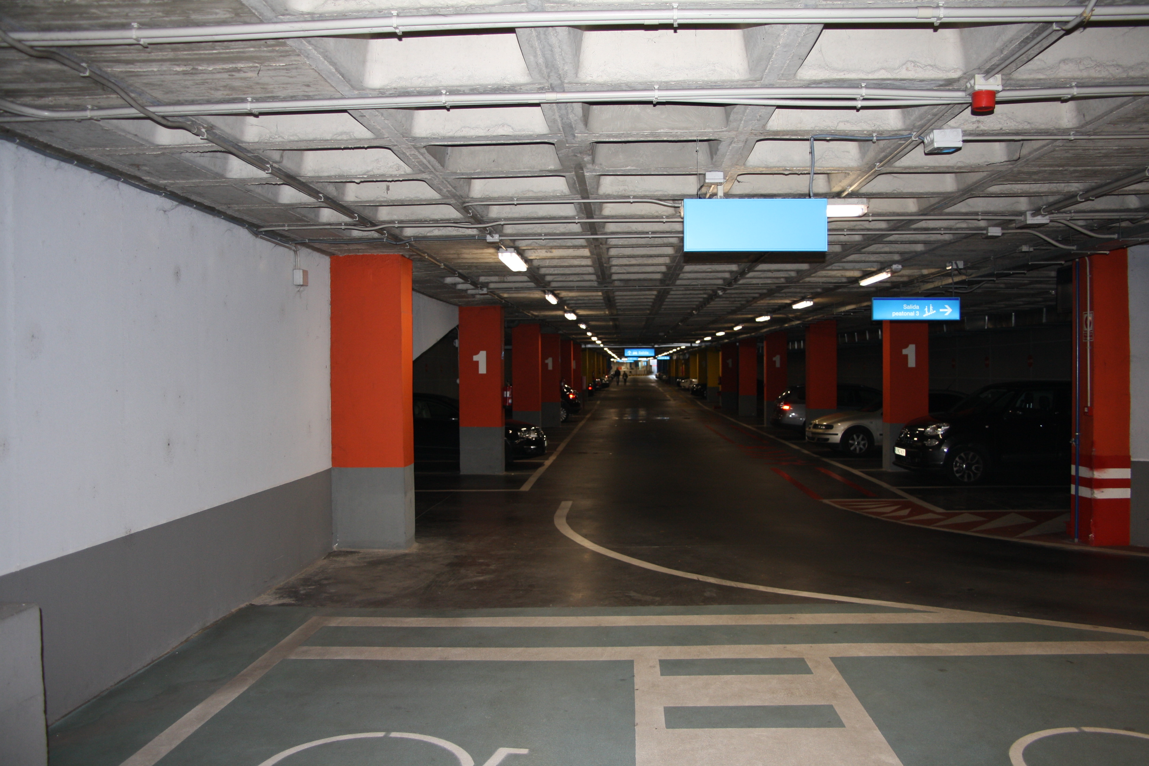 Images Parking PARKIA by INDIGO en Reyes de España. Cerca de la Catedral de Salamanca.