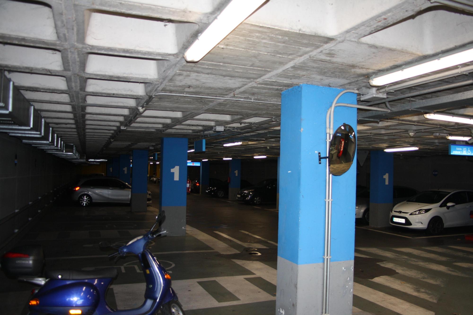 Images Parking PARKIA by INDIGO en Reyes de España. Cerca de la Catedral de Salamanca.