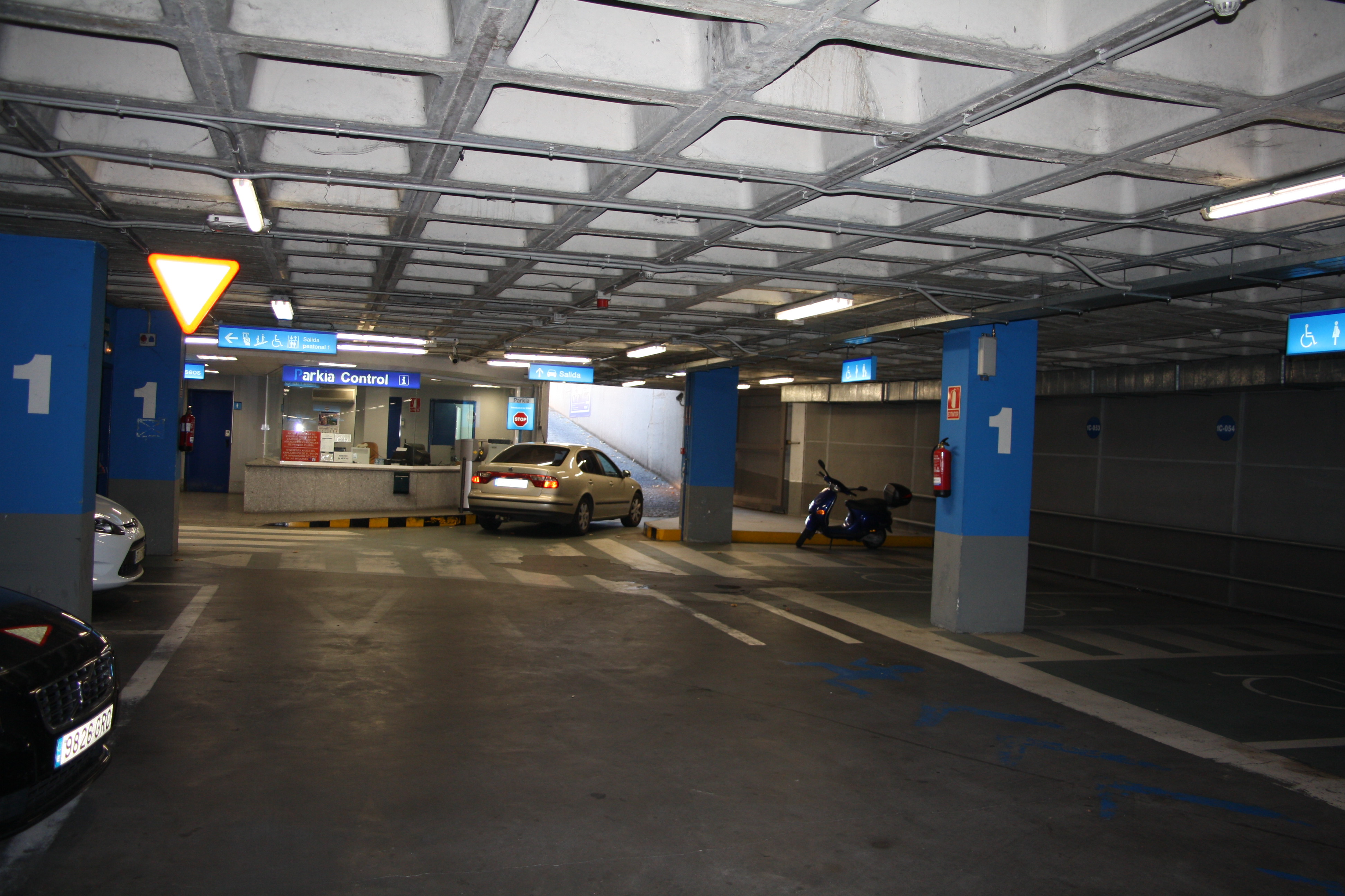 Images Parking PARKIA by INDIGO en Reyes de España. Cerca de la Catedral de Salamanca.