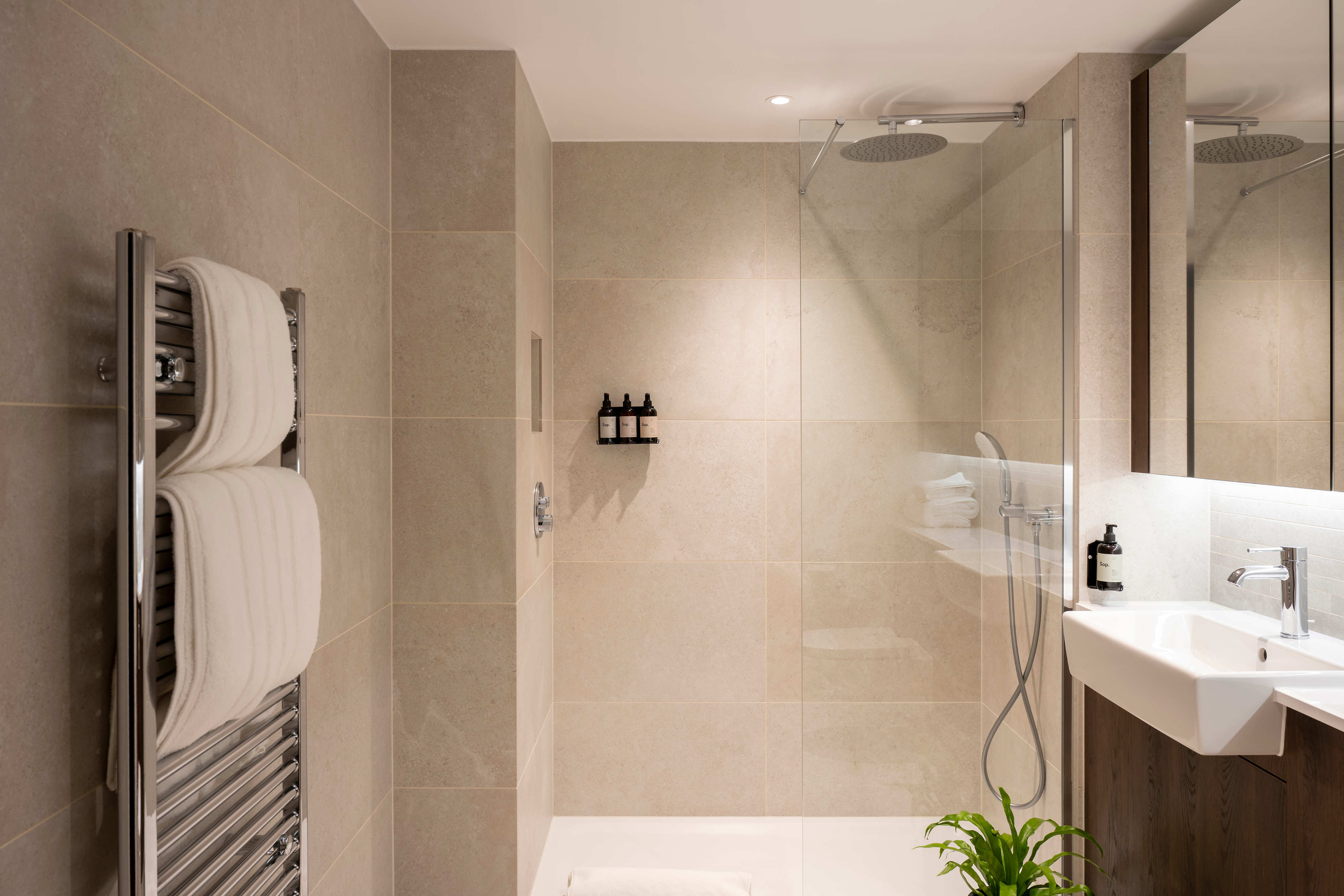 Bathroom : Cove - Landmark Pinnacle, Canary Wharf