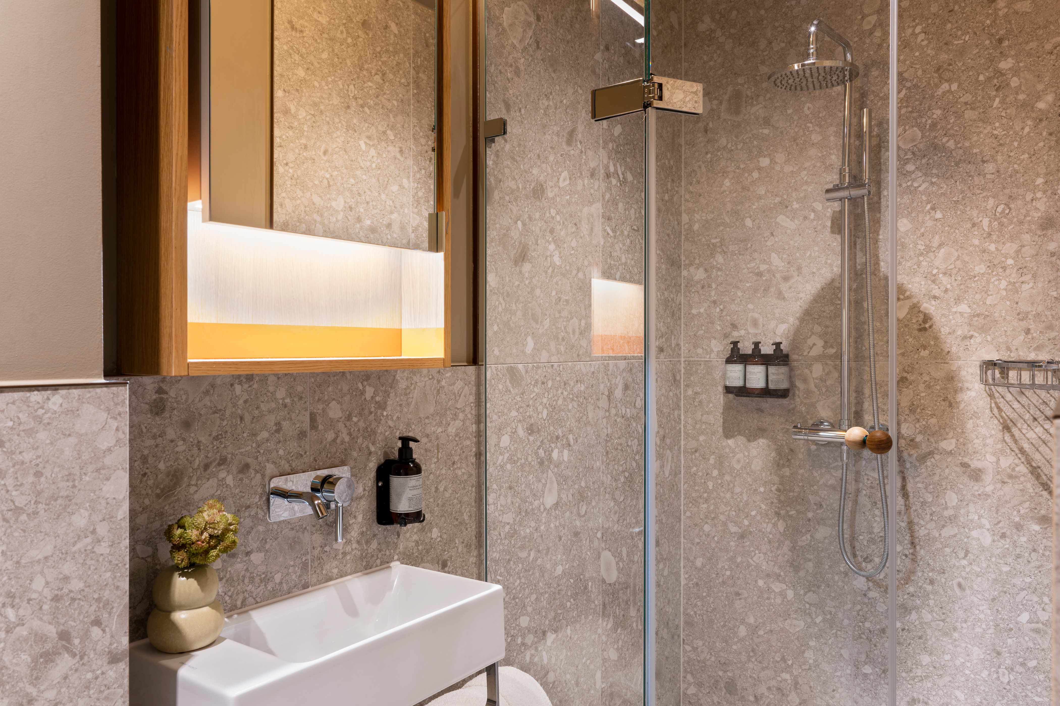 Bathroom : Locke at Broken Wharf, Millennium Bridge