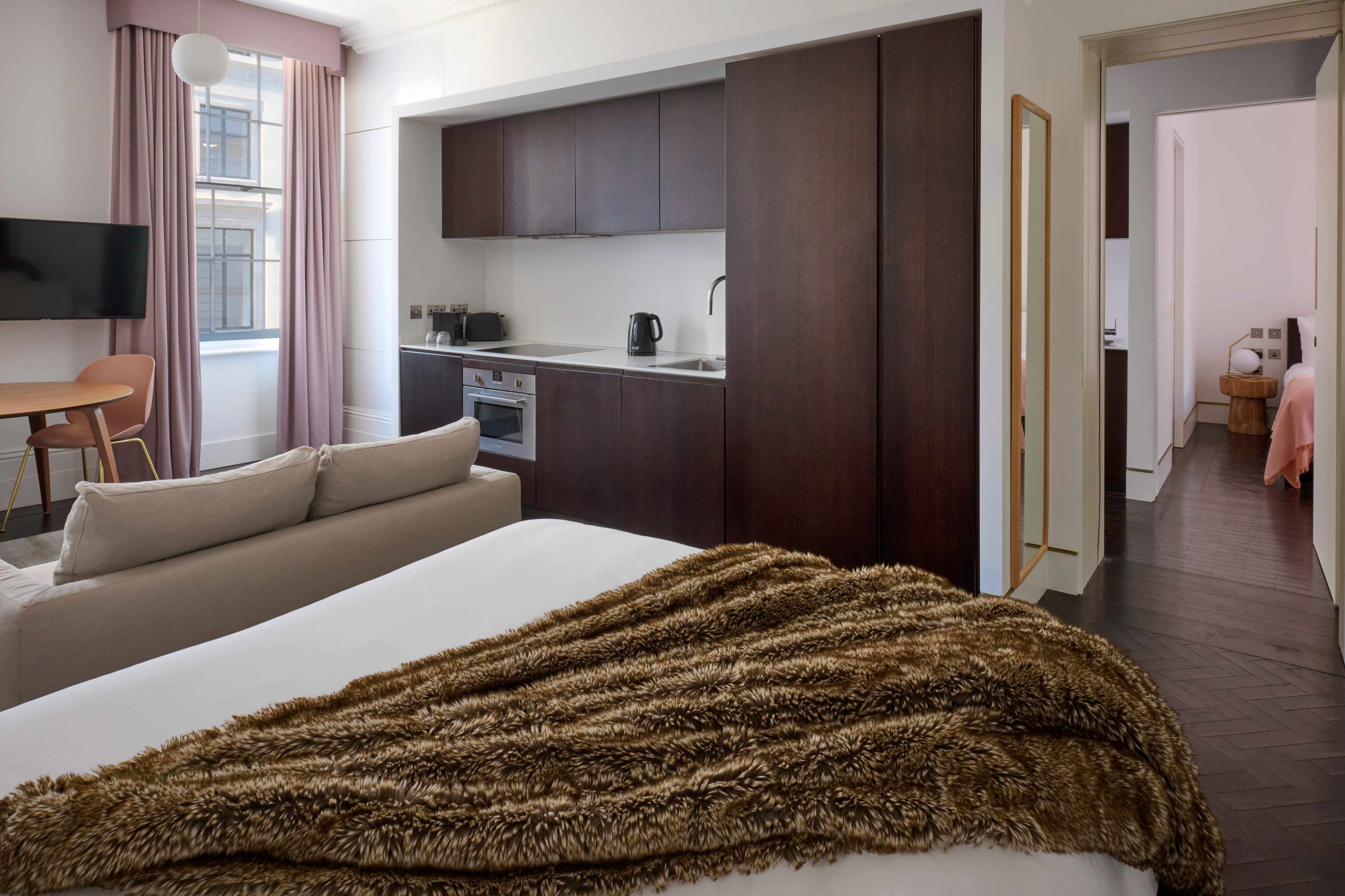 Bedroom : Large-Studio