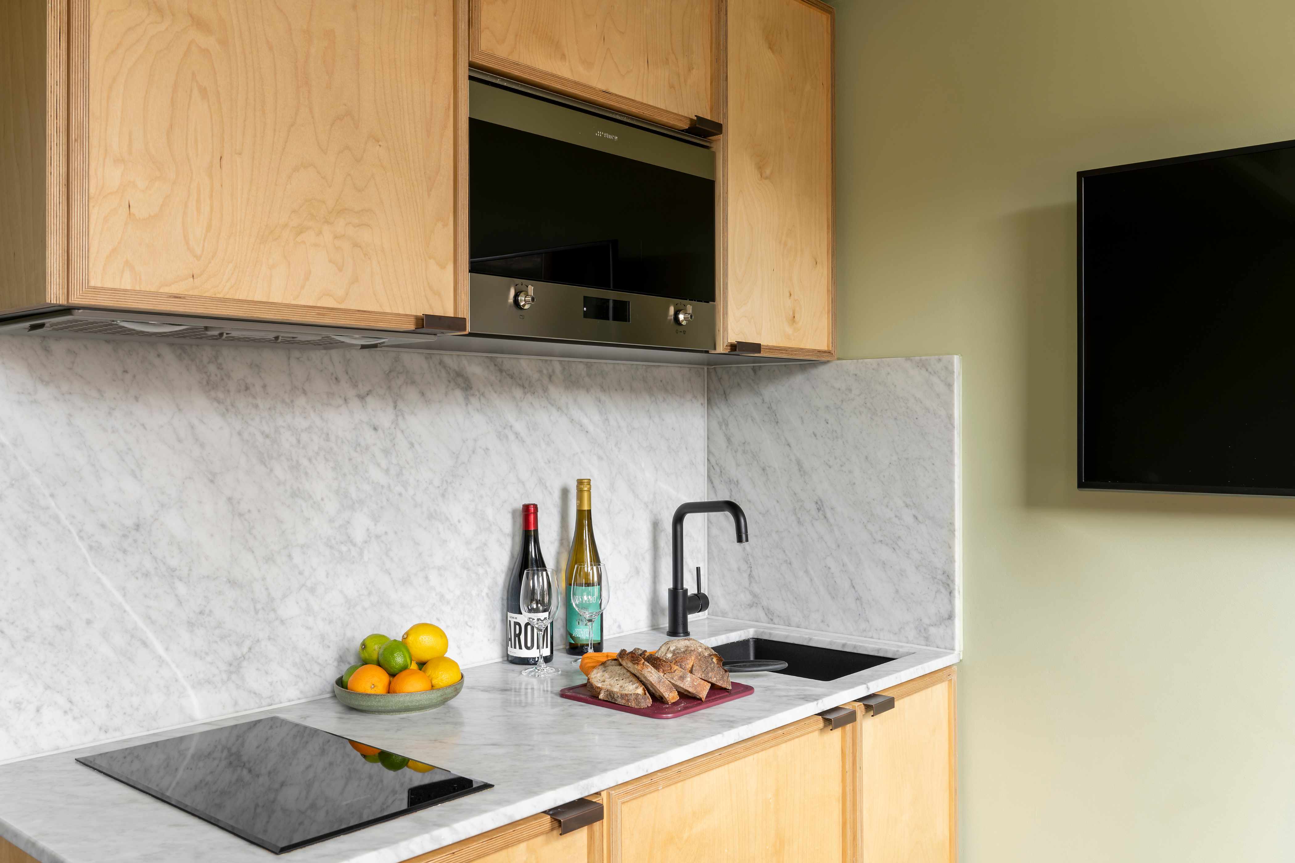 Kitchen : Locke at Broken Wharf, Millennium Bridge