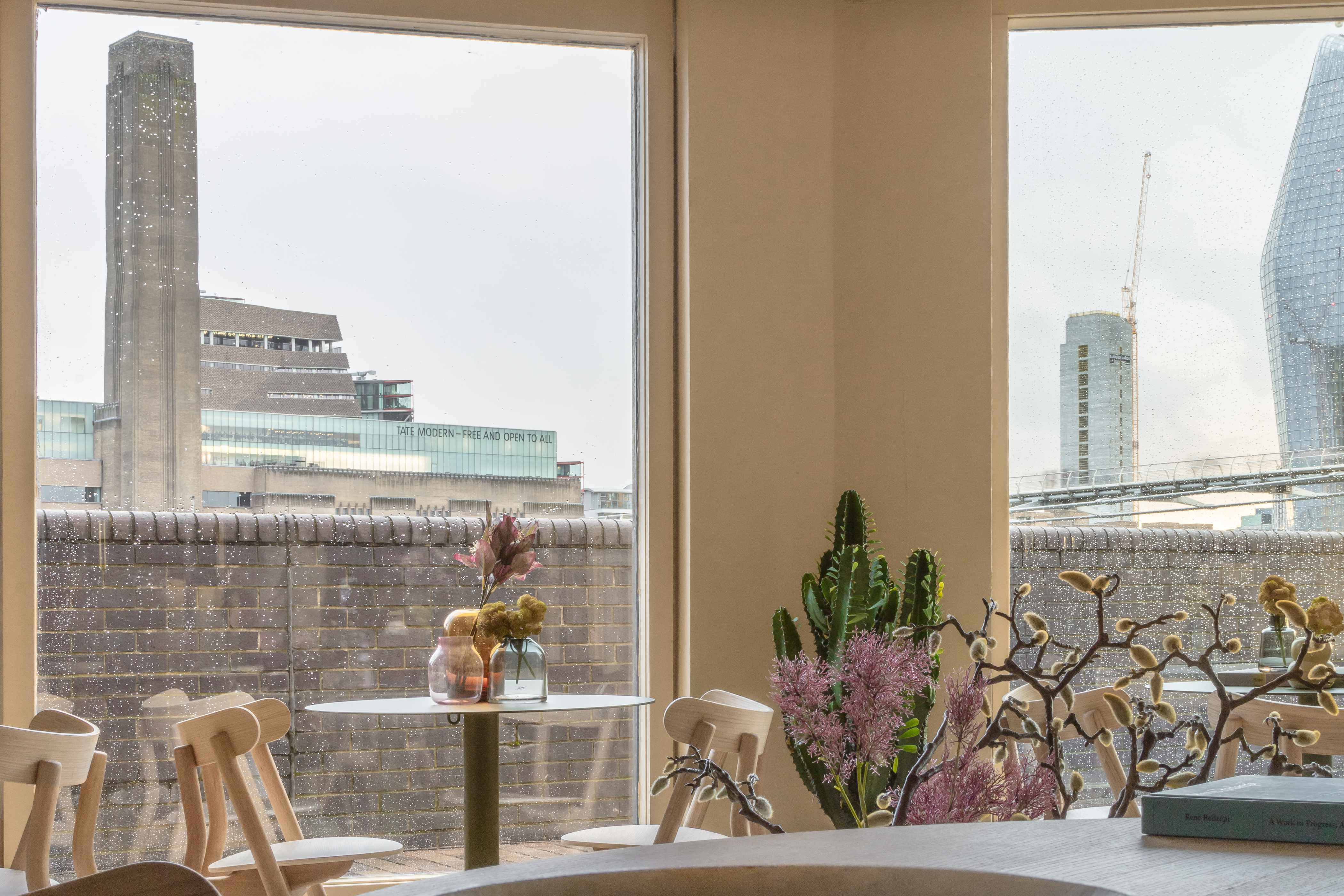 Communal Space : Locke at Broken Wharf, Millennium Bridge