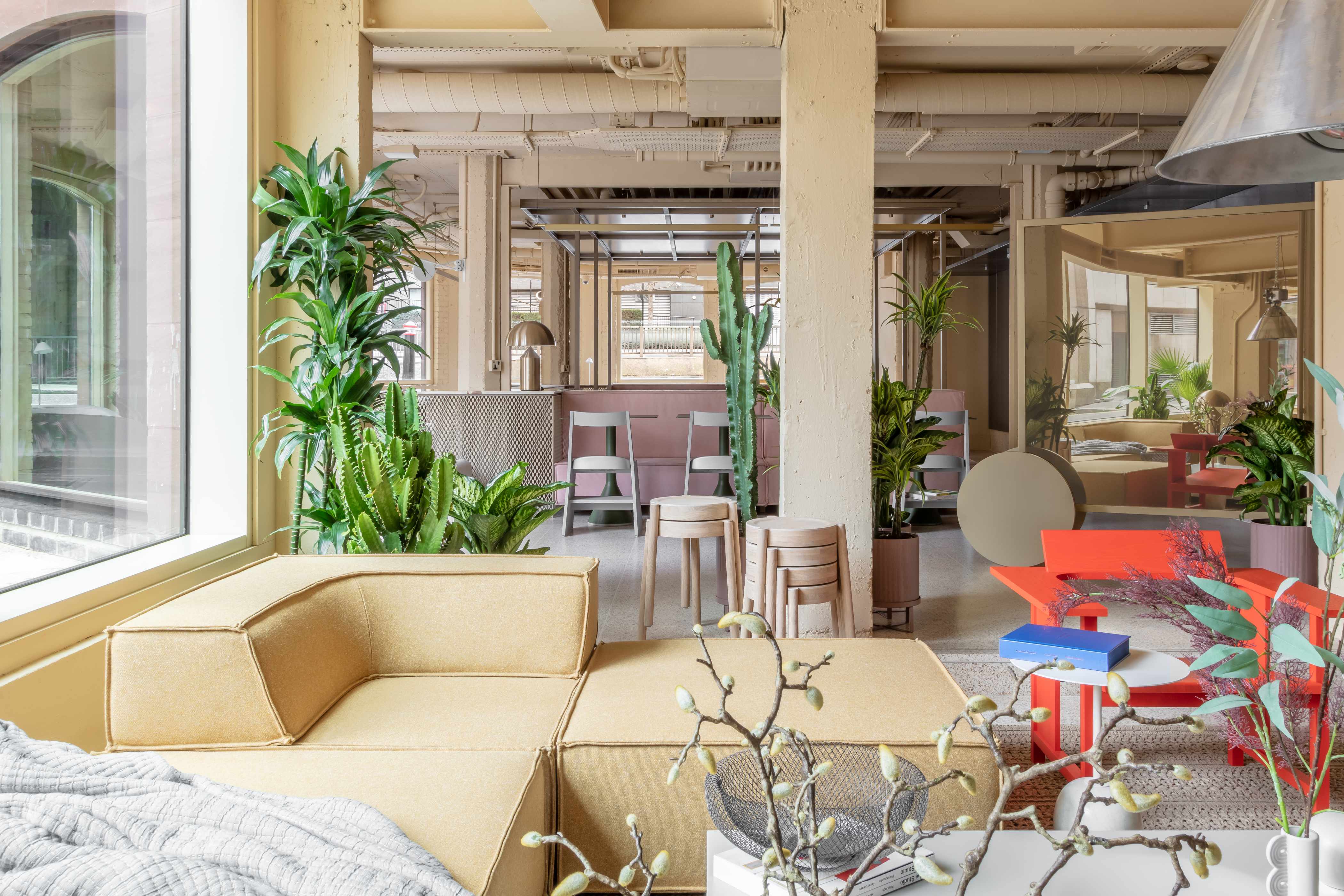 Communal Space : Locke at Broken Wharf, Millennium Bridge