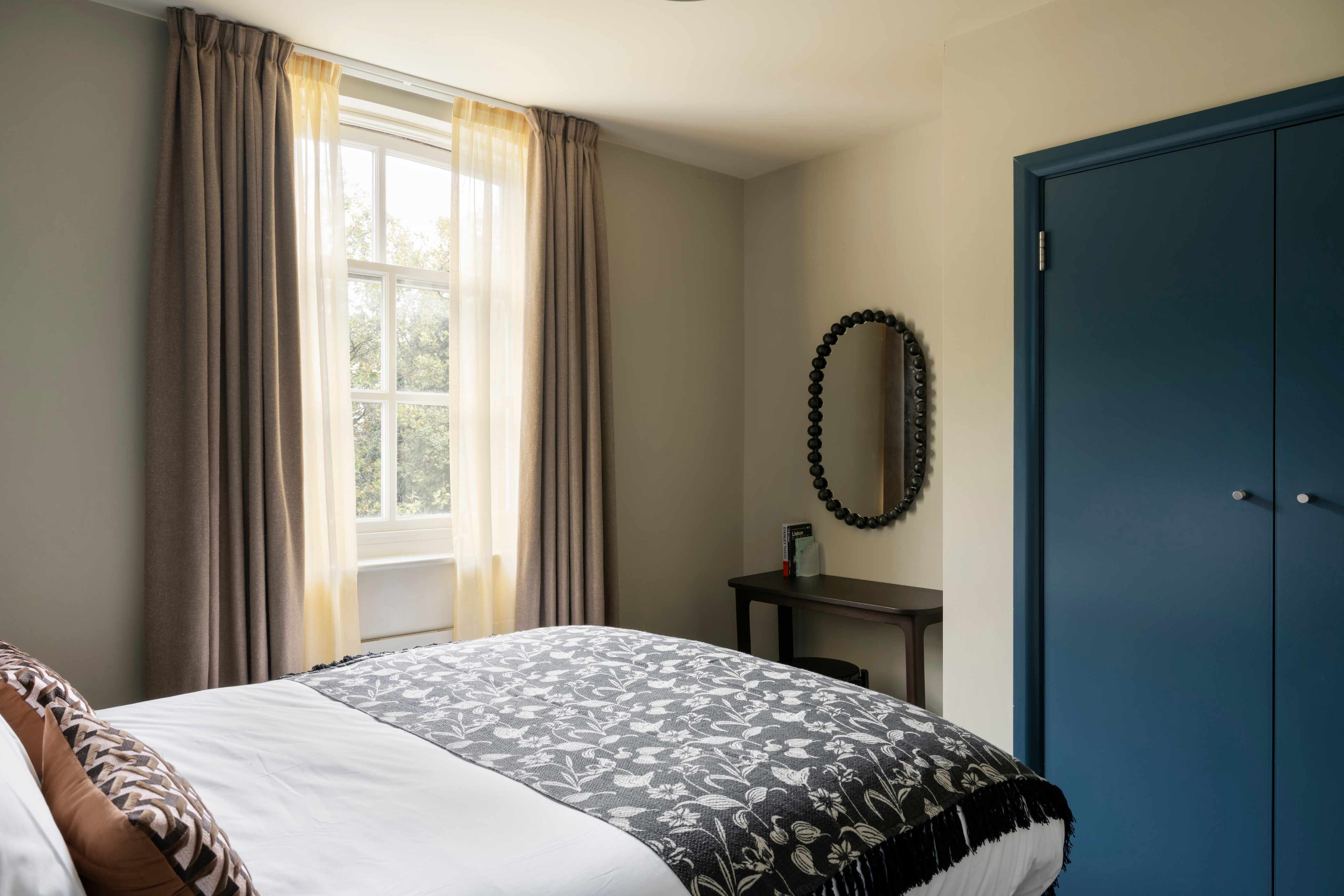 Bedroom : Cove - Huntingdon House, Kensington