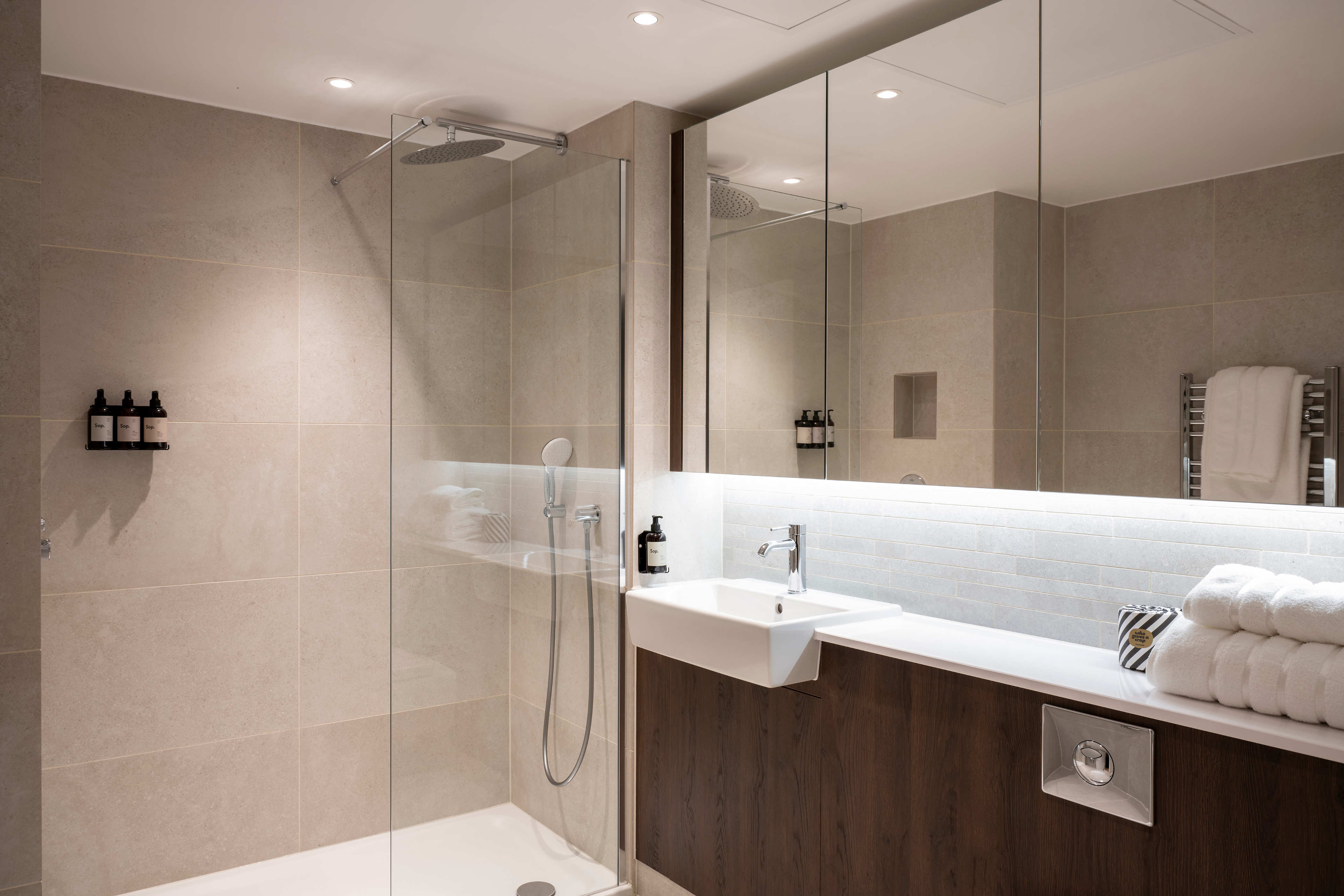 Bathroom : Cove - Landmark Pinnacle, Canary Wharf