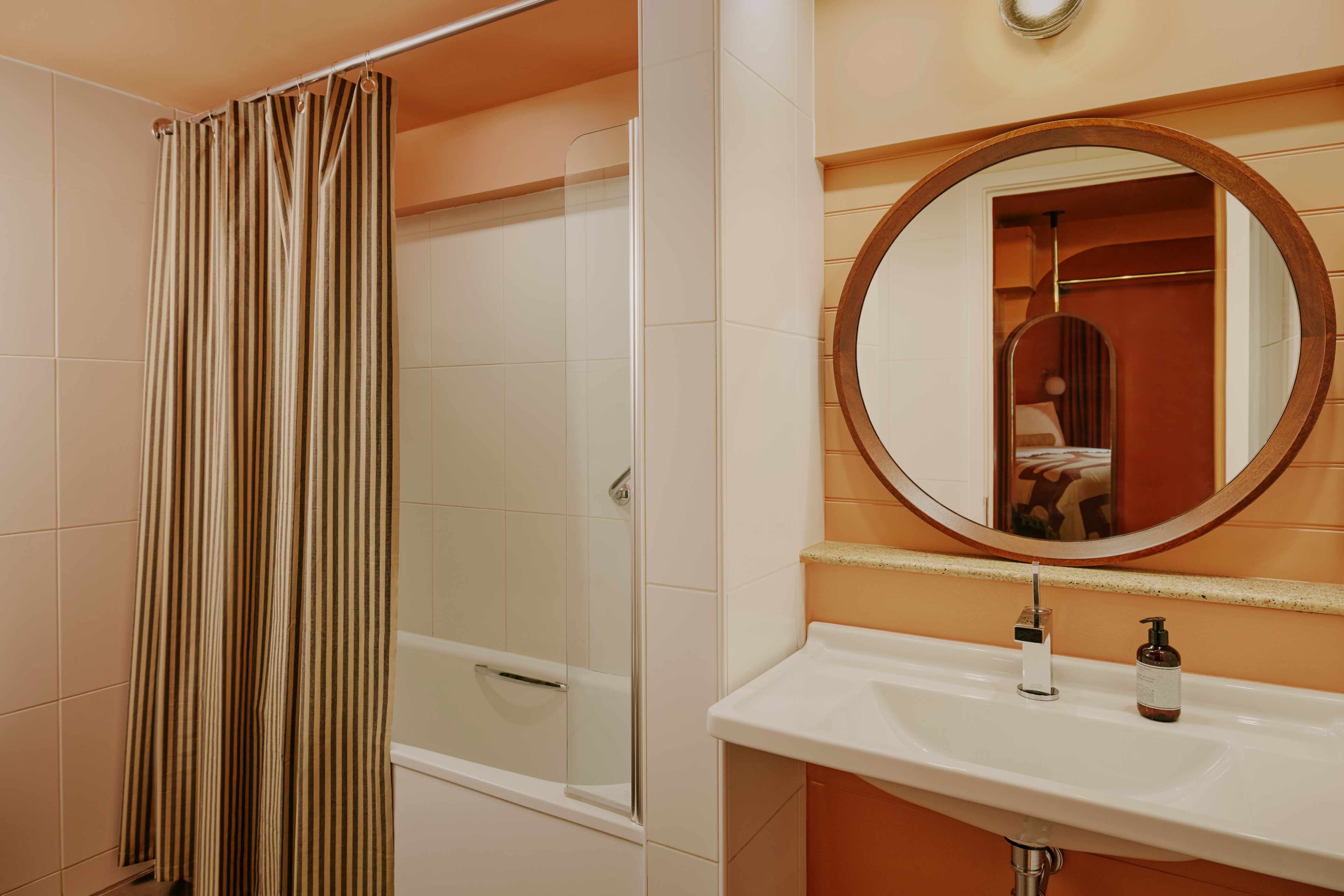 Bathroom : Ember Locke, Kensington