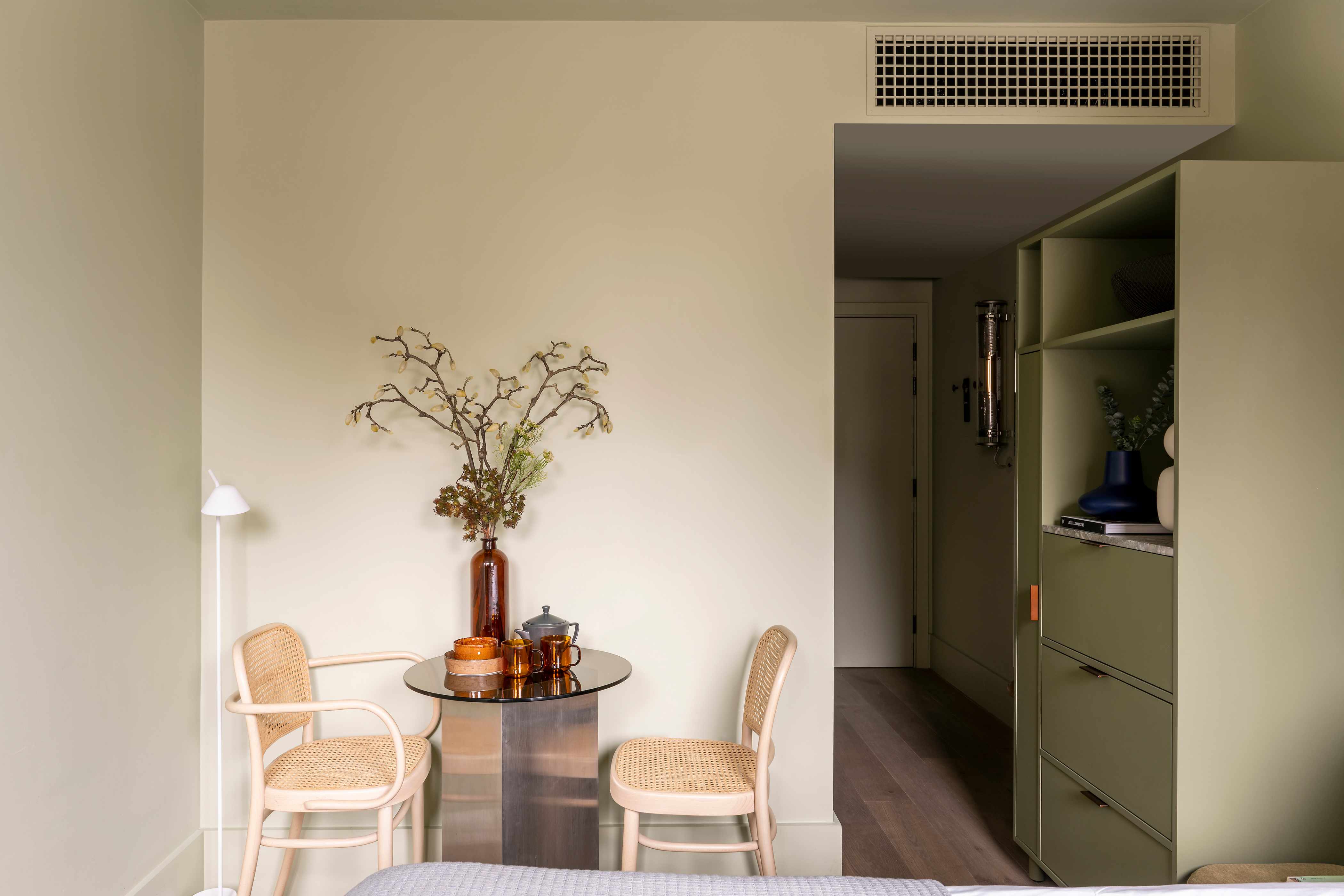 Living Space : Locke at Broken Wharf, Millennium Bridge