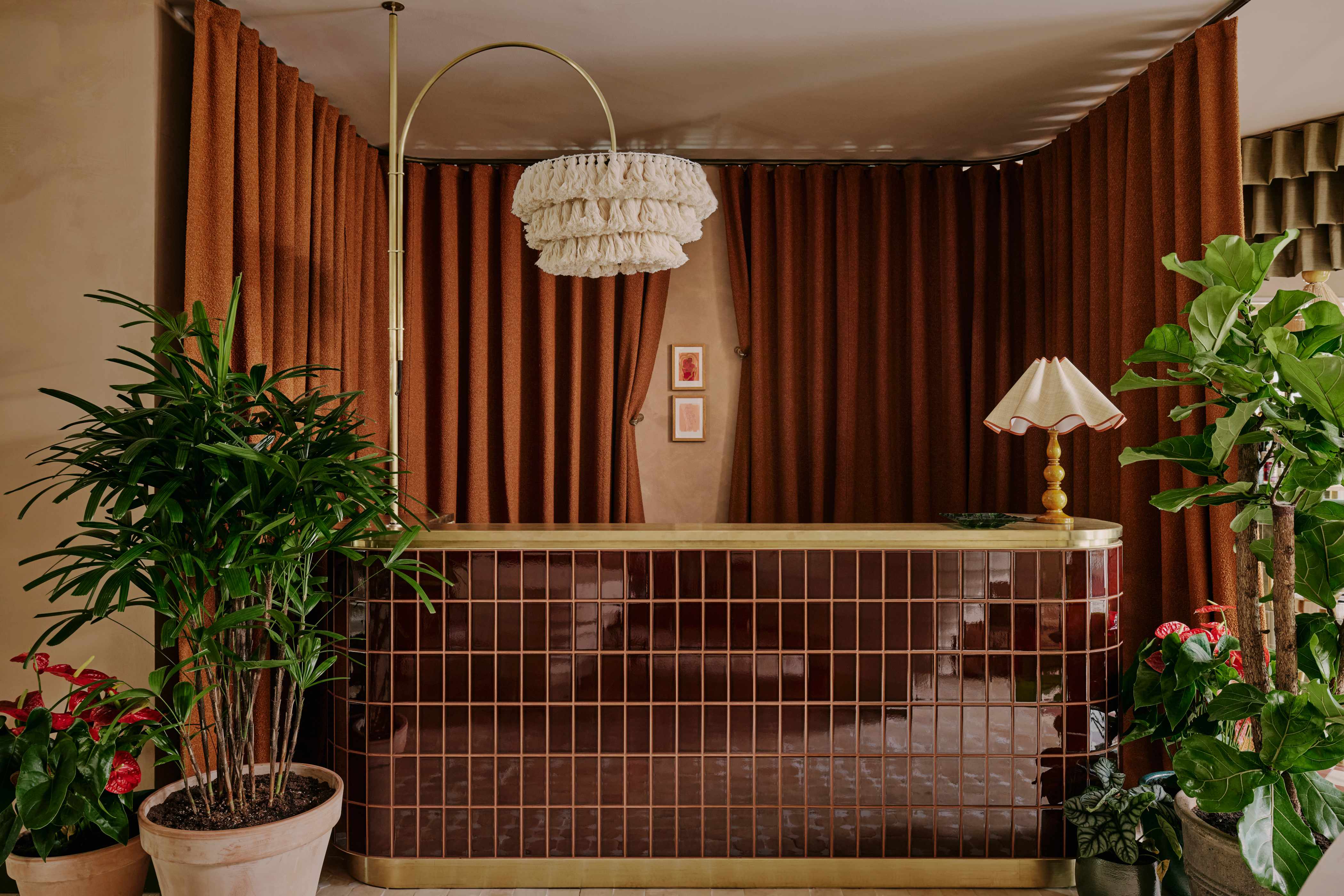 Reception : Ember Locke, Kensington