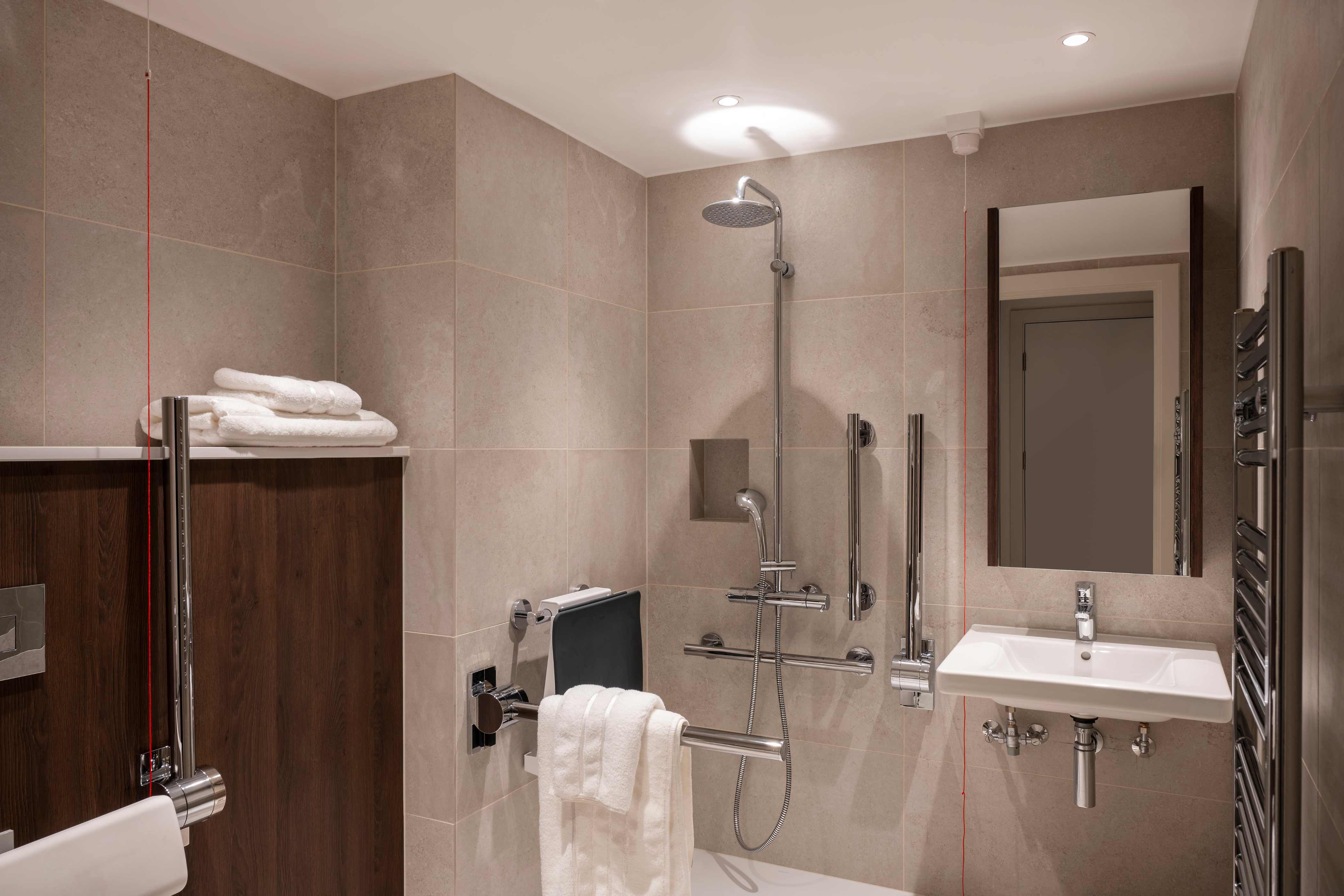 Bathroom : Cove - Landmark Pinnacle, Canary Wharf