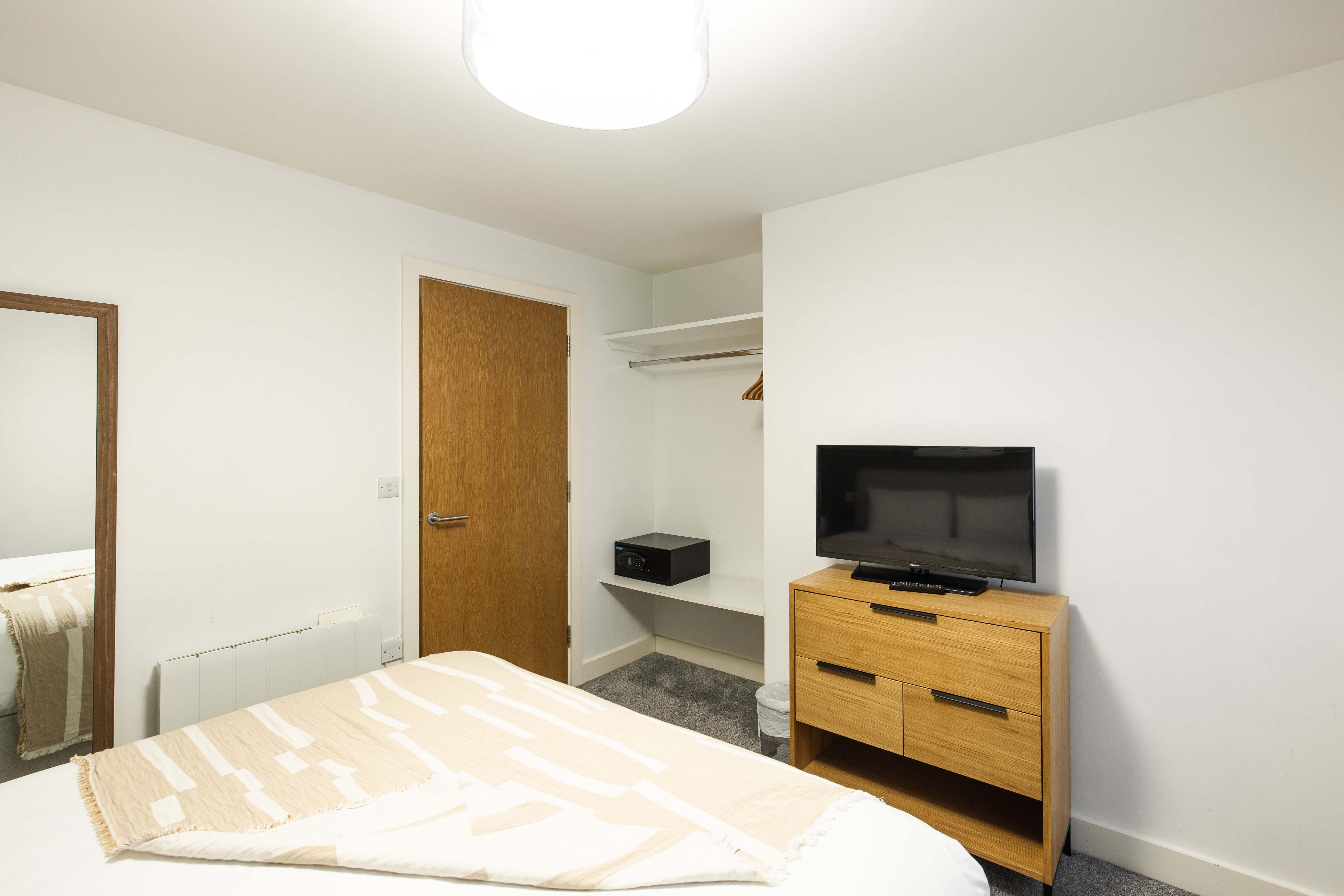 Bedroom : One-Bedroom-Apartment