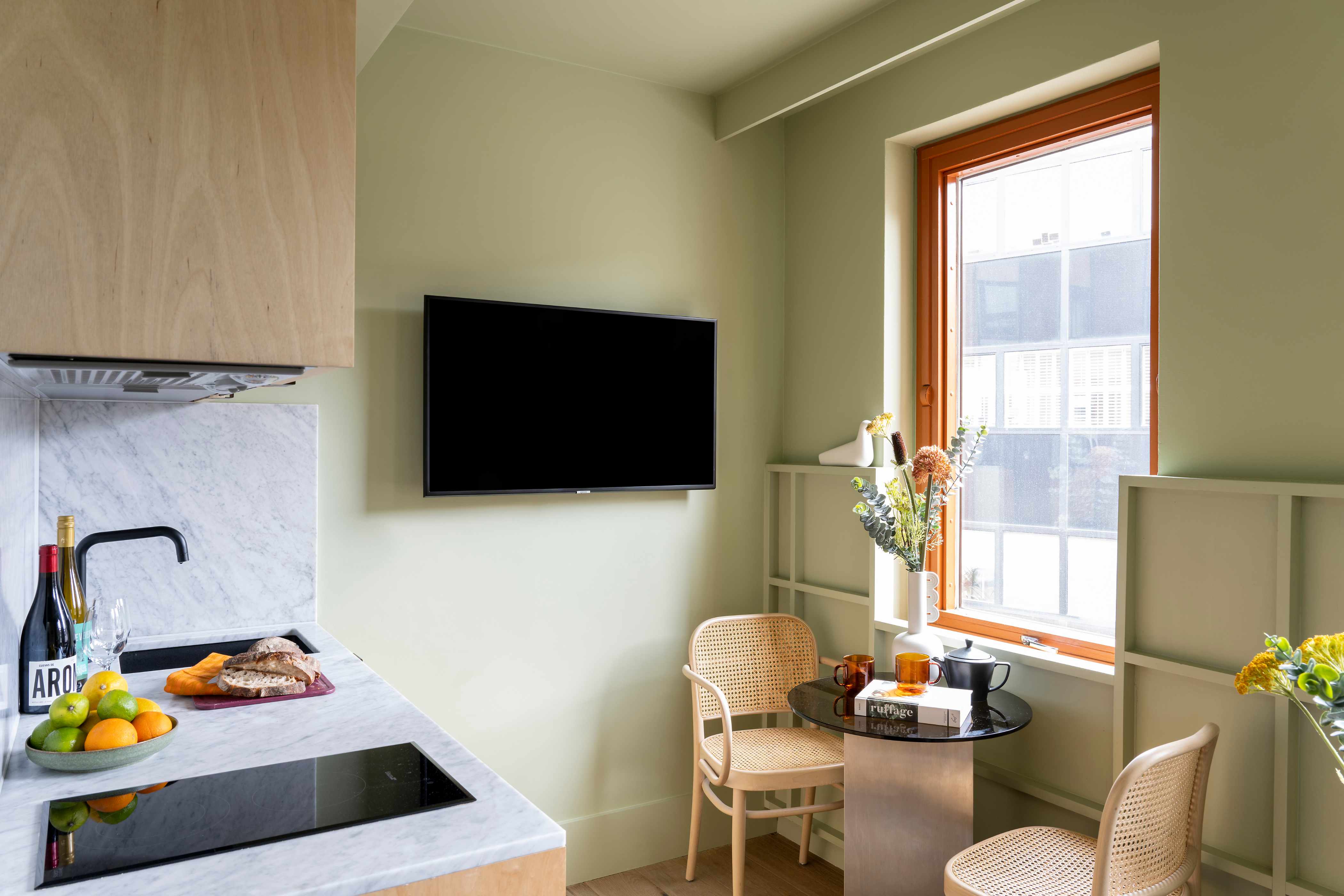 Kitchen : Locke at Broken Wharf, Millennium Bridge