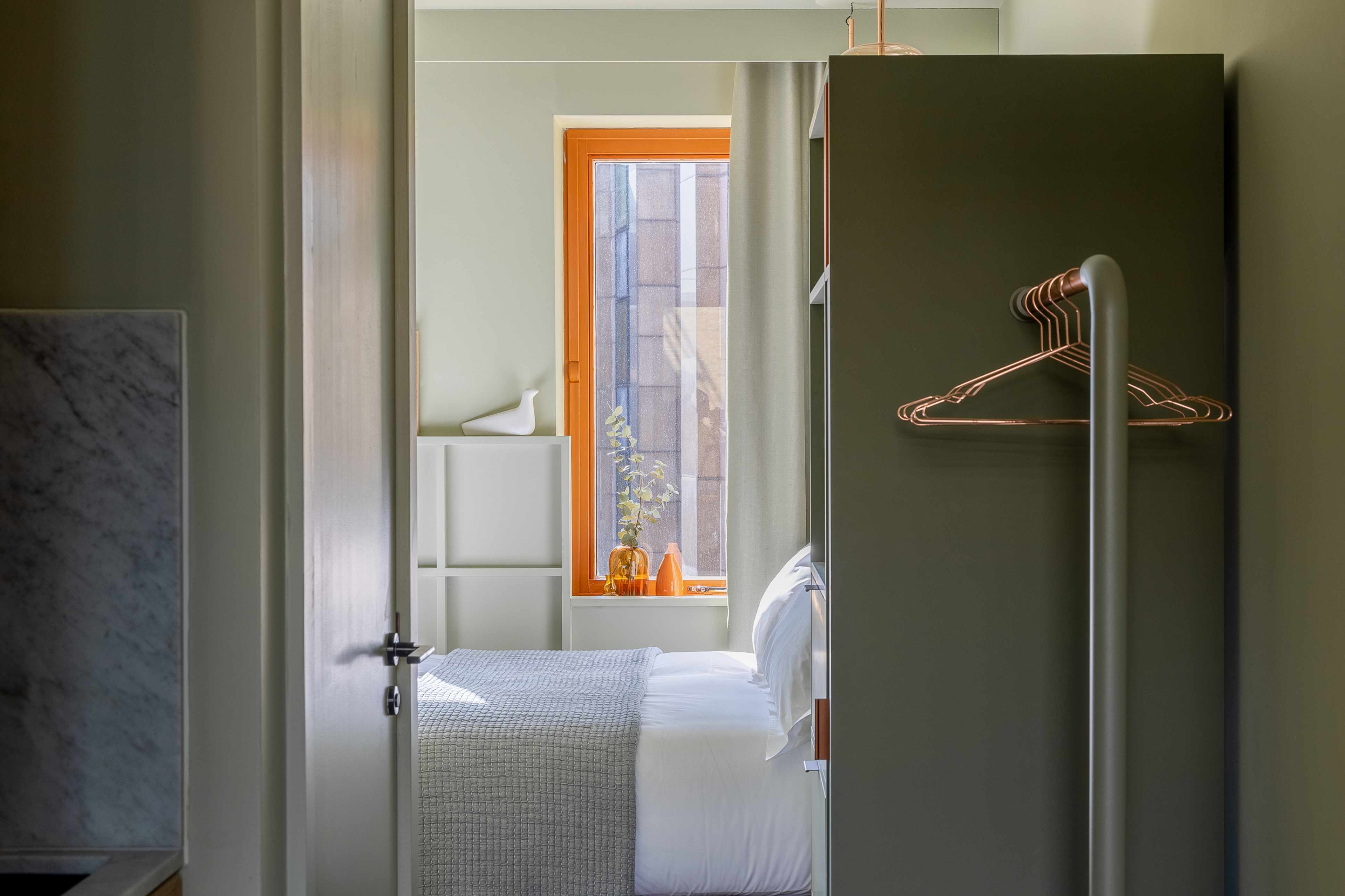 Bedroom : Locke at Broken Wharf, Millennium Bridge