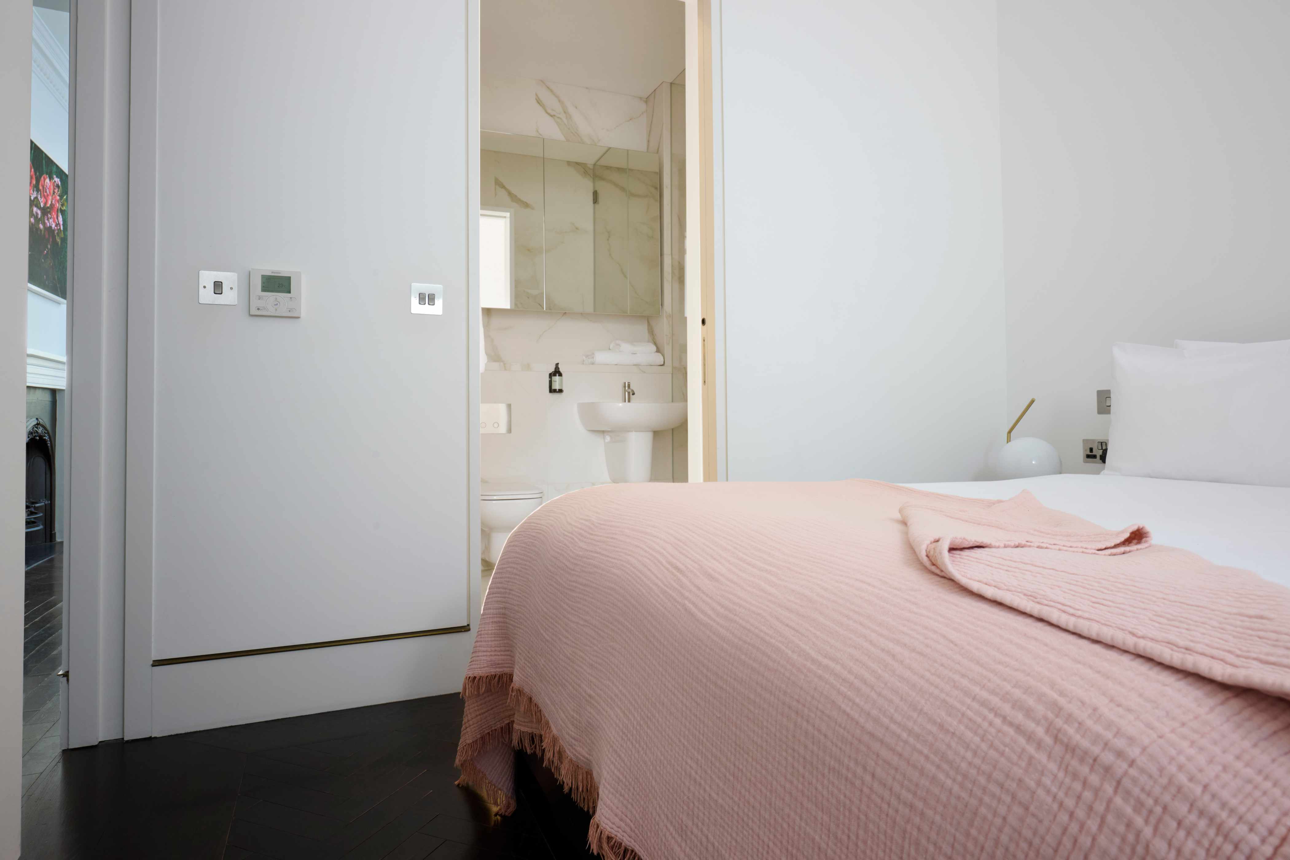 Bedroom : One-Bedroom-Apartment