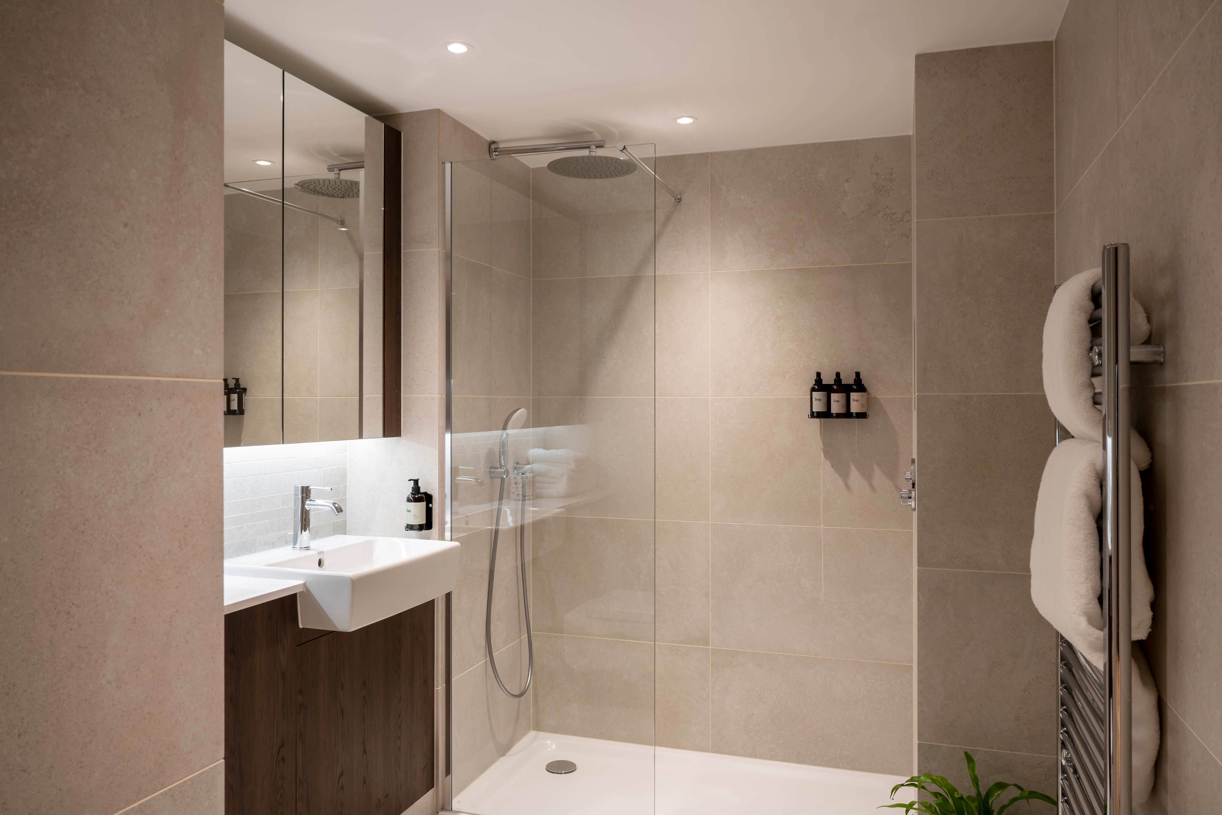 Bathroom : Cove - Landmark Pinnacle, Canary Wharf