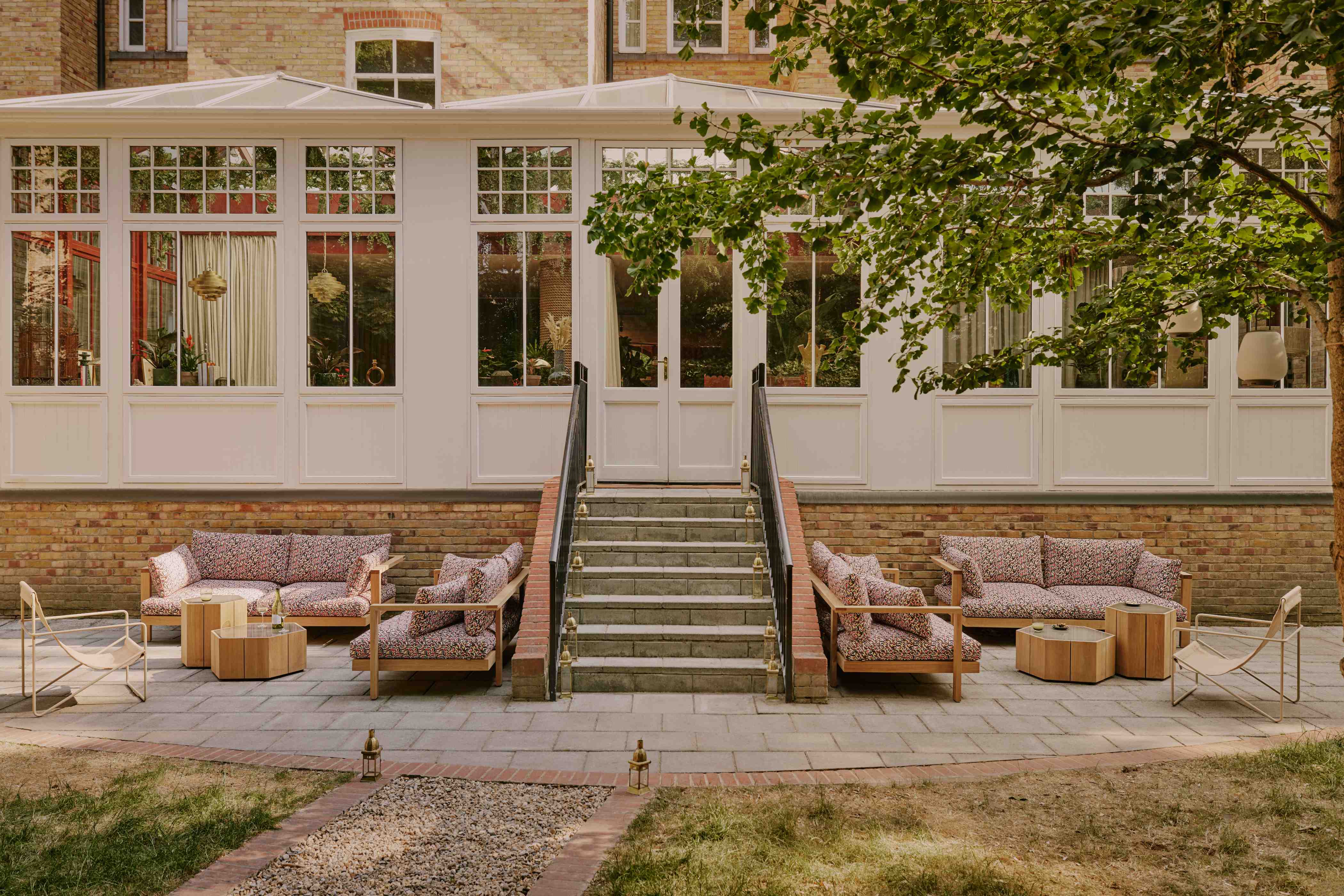 Exterior : Ember Locke, Kensington