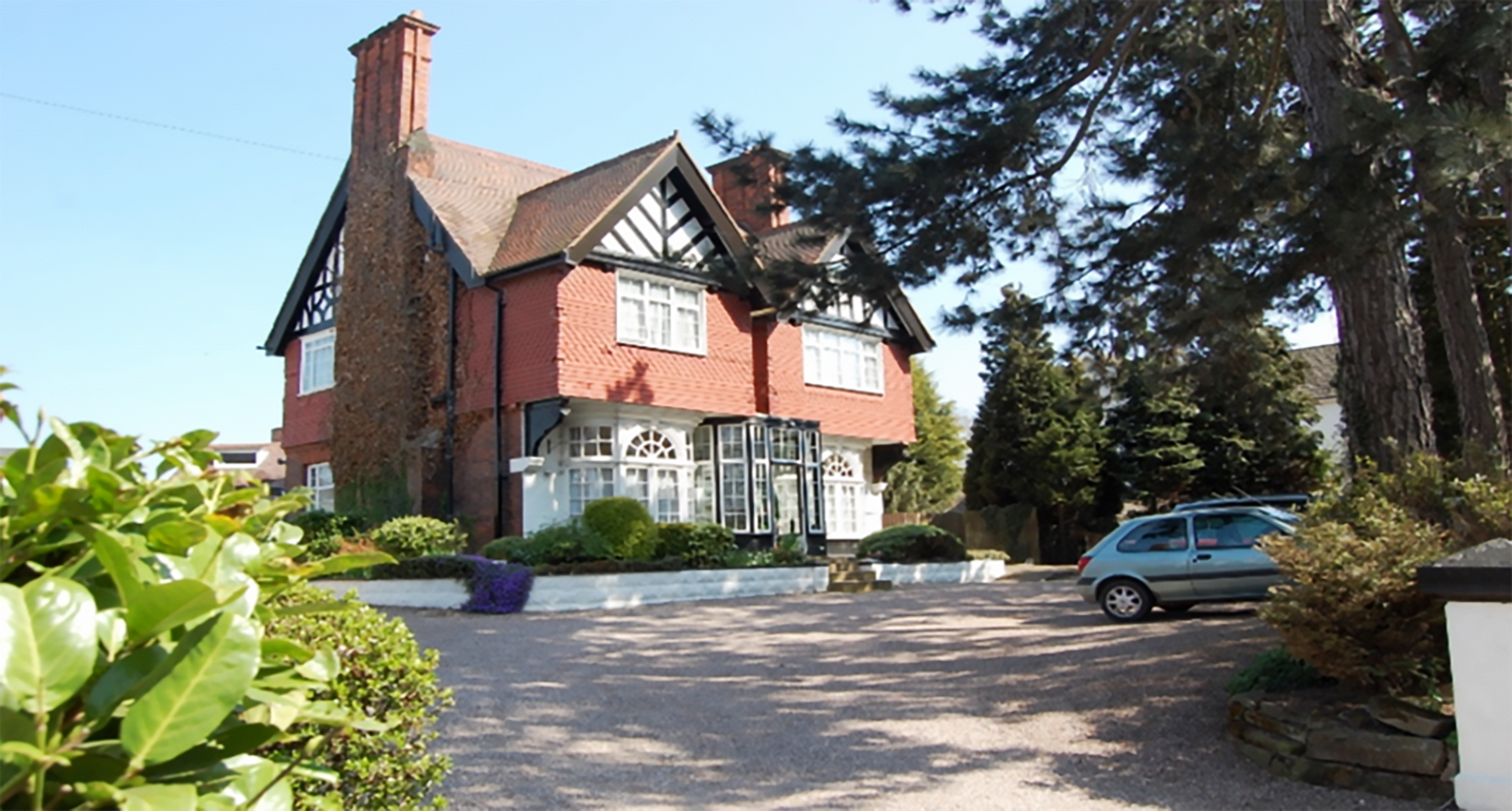 Leonards Croft front of building