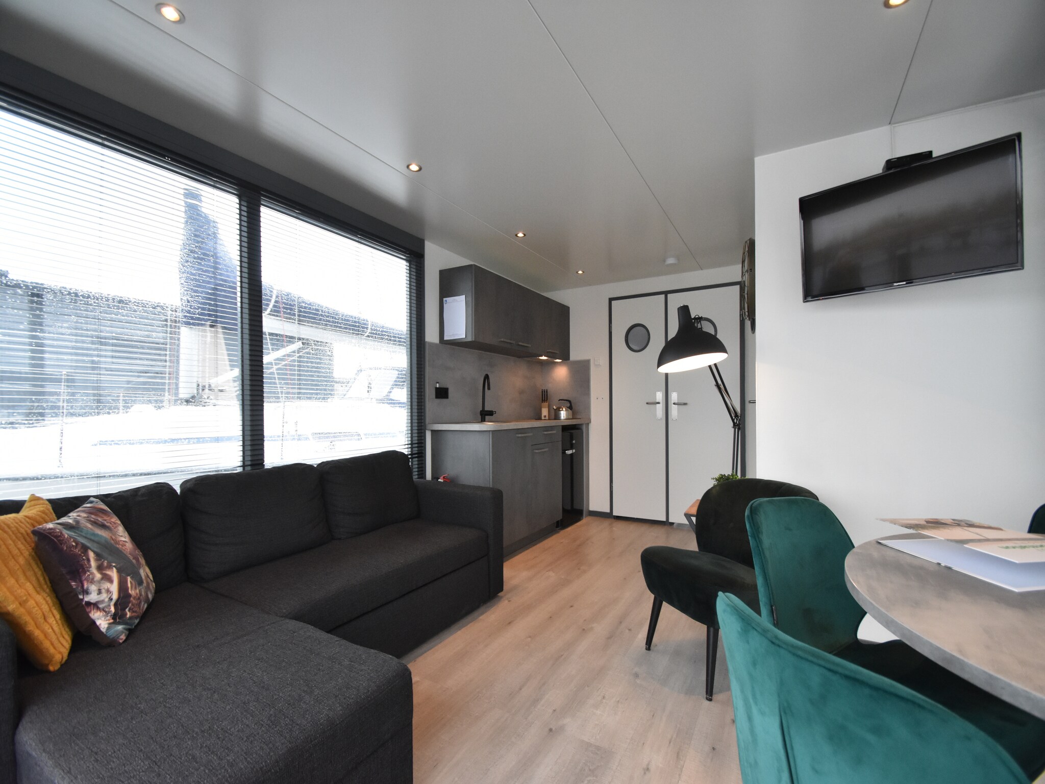 Foto's Moderne woonboot in Volendam met een gedeeld zwembad - Belvilla by Oyo