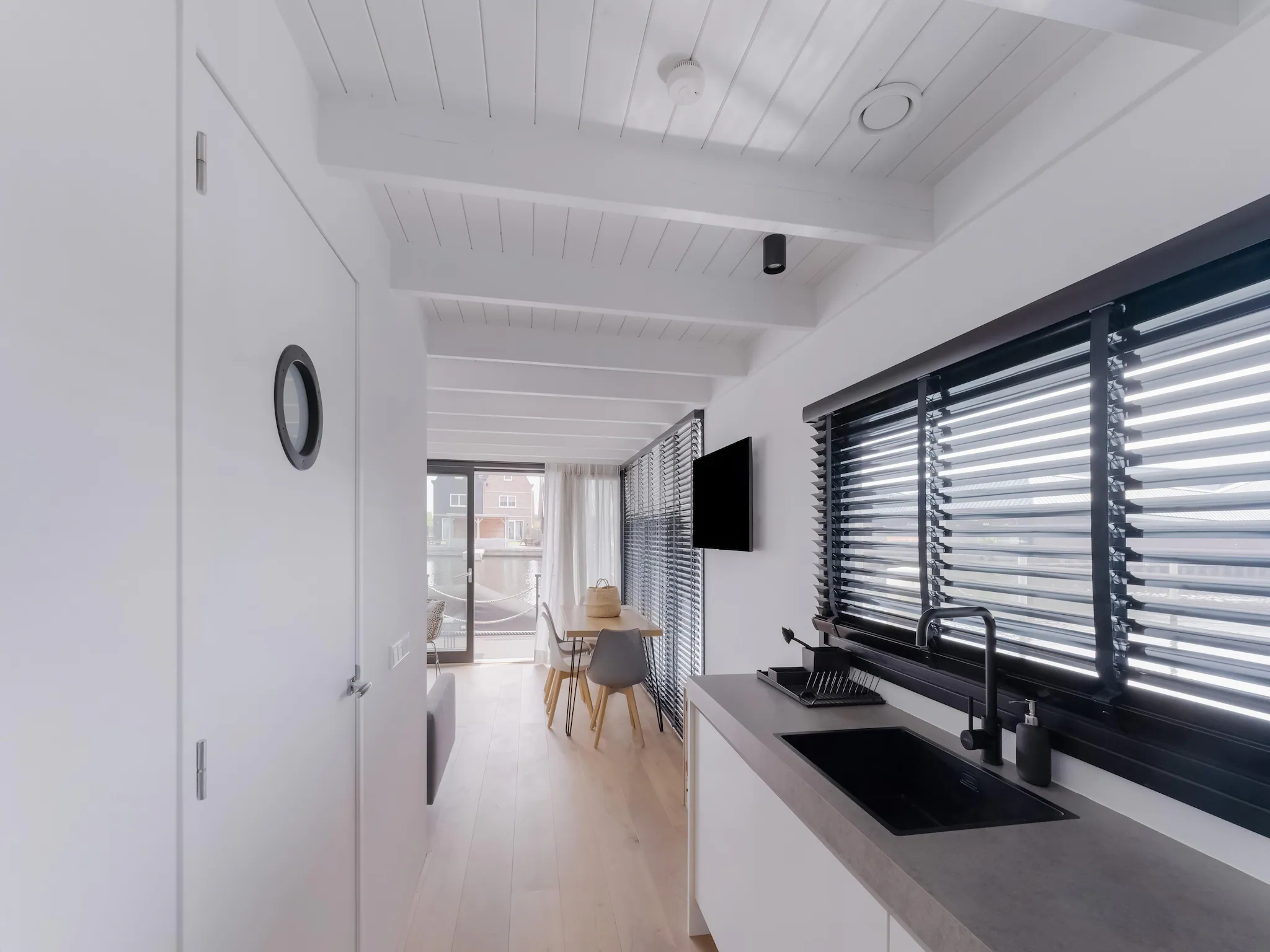 Foto's Boathouse aan het water in Stavoren met een tuin - Belvilla by Oyo