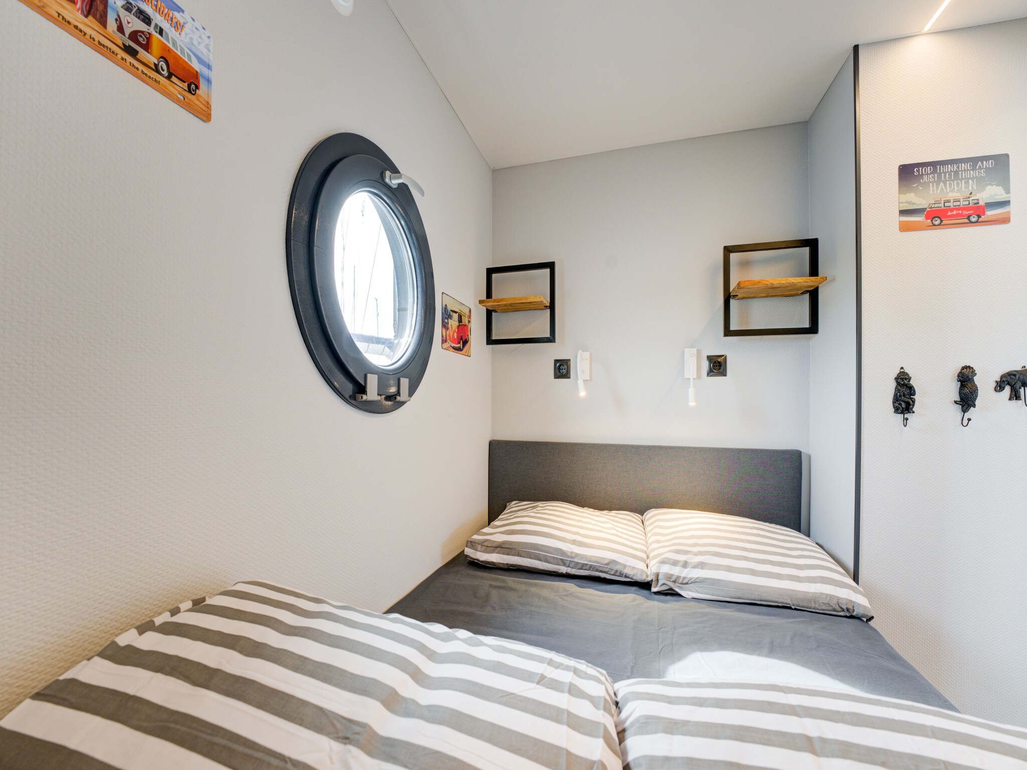 Foto's woonboot in jachthaven van Volendam met zwembad - Belvilla by Oyo