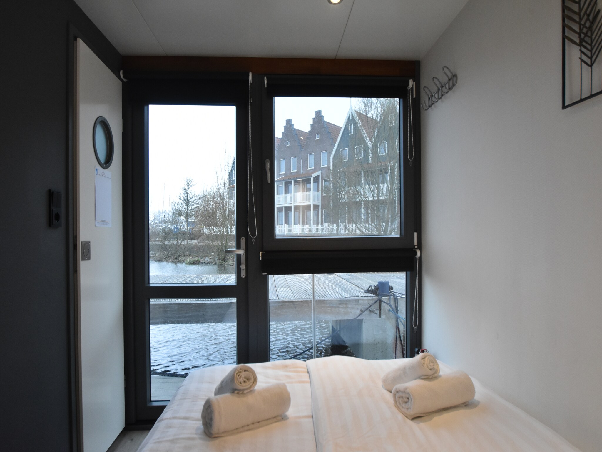 Foto's Moderne woonboot in Volendam met een gedeeld zwembad - Belvilla by Oyo