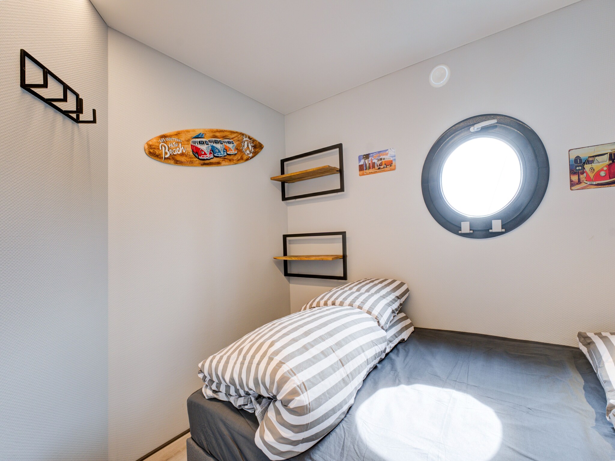 Foto's woonboot in jachthaven van Volendam met zwembad - Belvilla by Oyo