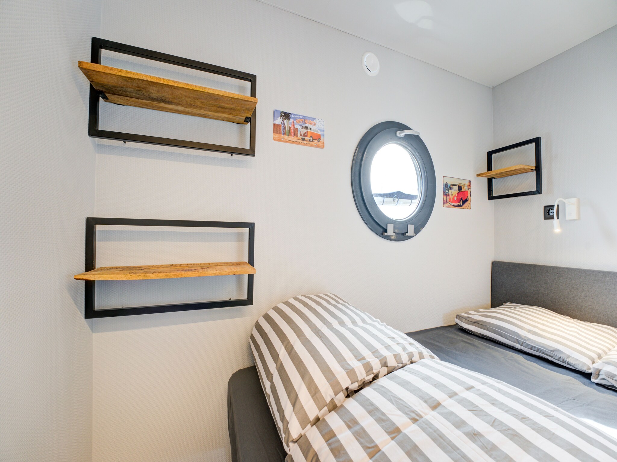 Foto's woonboot in jachthaven van Volendam met zwembad - Belvilla by Oyo