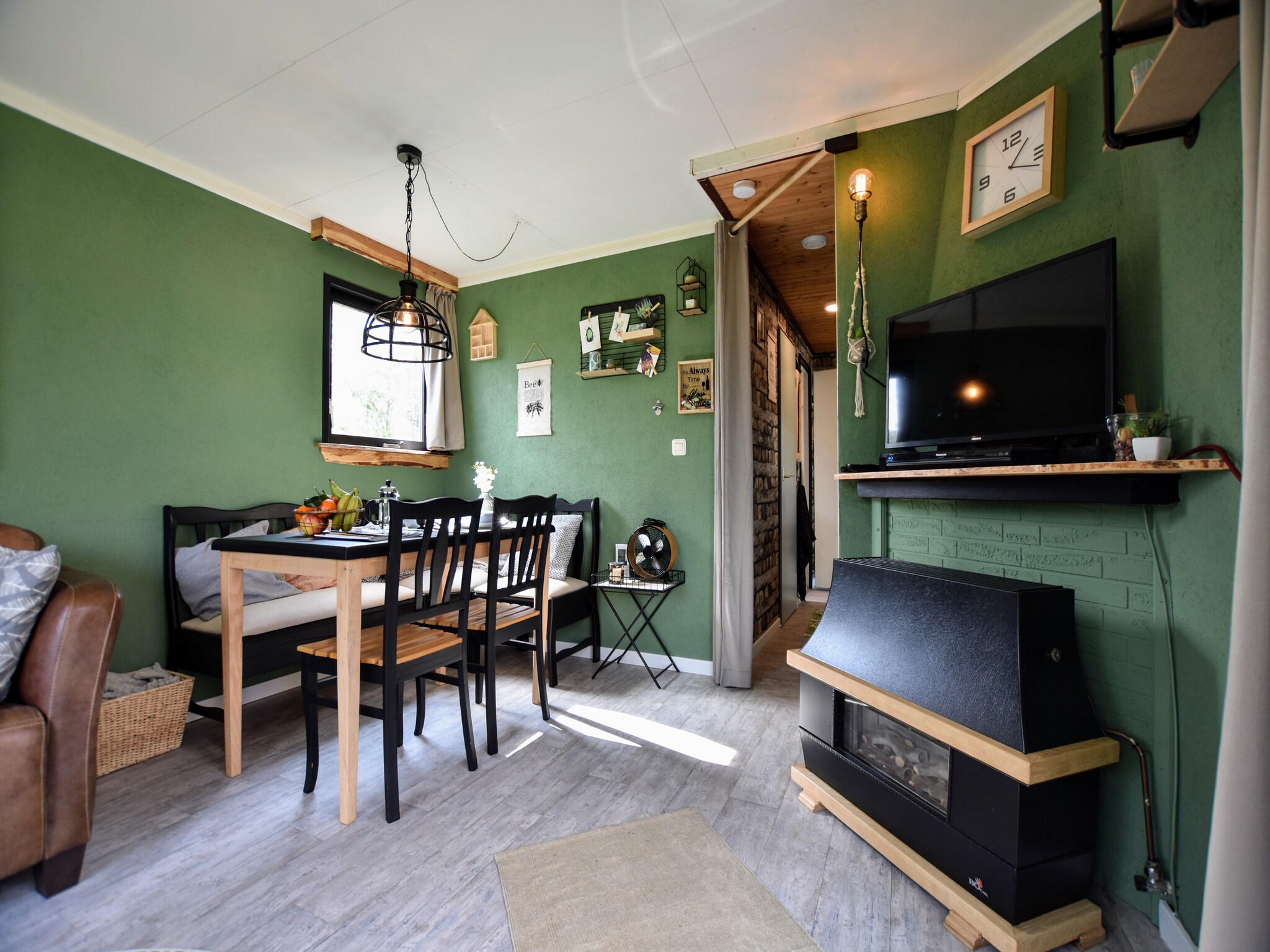 Foto's Sfeervolle chalet op de Veluwe met veranda en omheinde tuin - Belvilla by Oyo