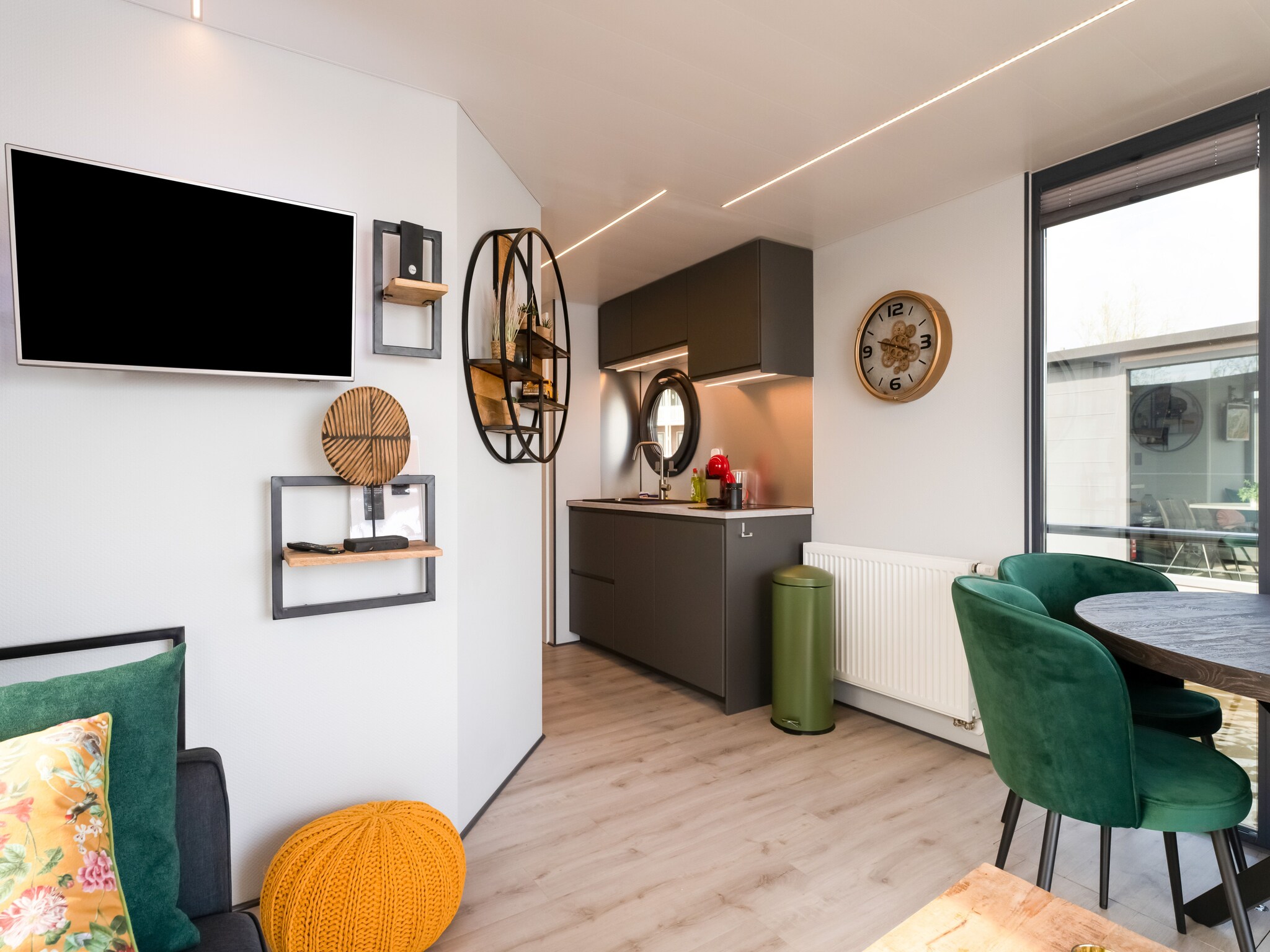 Foto's woonboot in jachthaven van Volendam met zwembad - Belvilla by Oyo