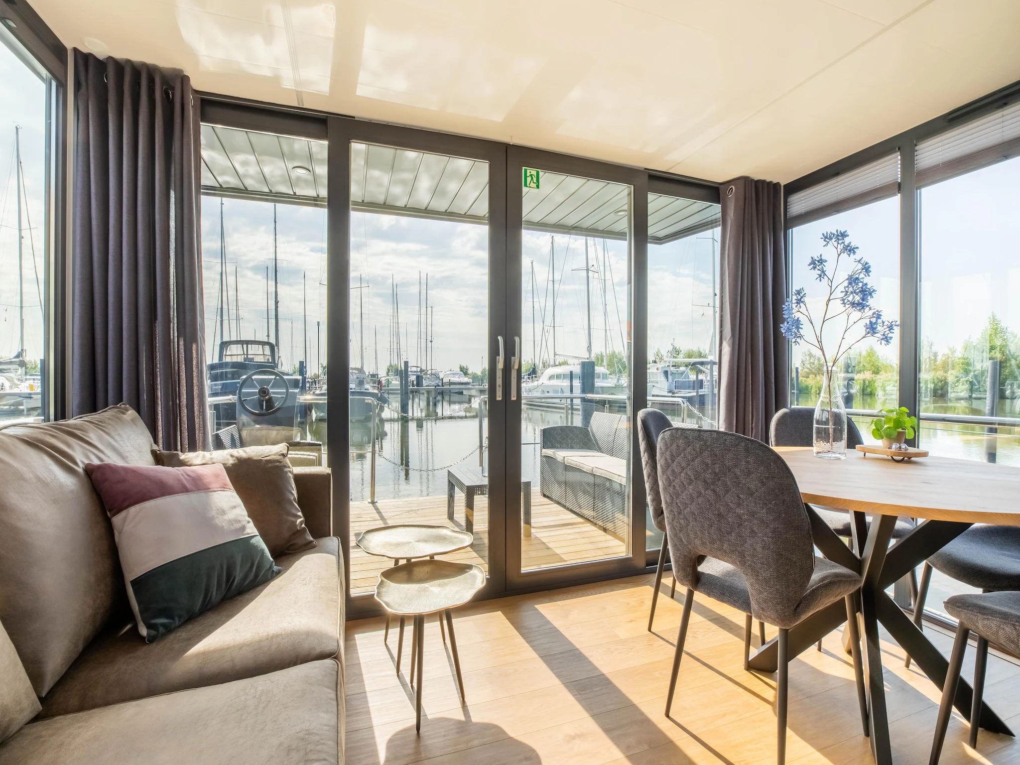 Foto's Comfortabele woonboot in jachthaven Volendam - Belvilla by Oyo