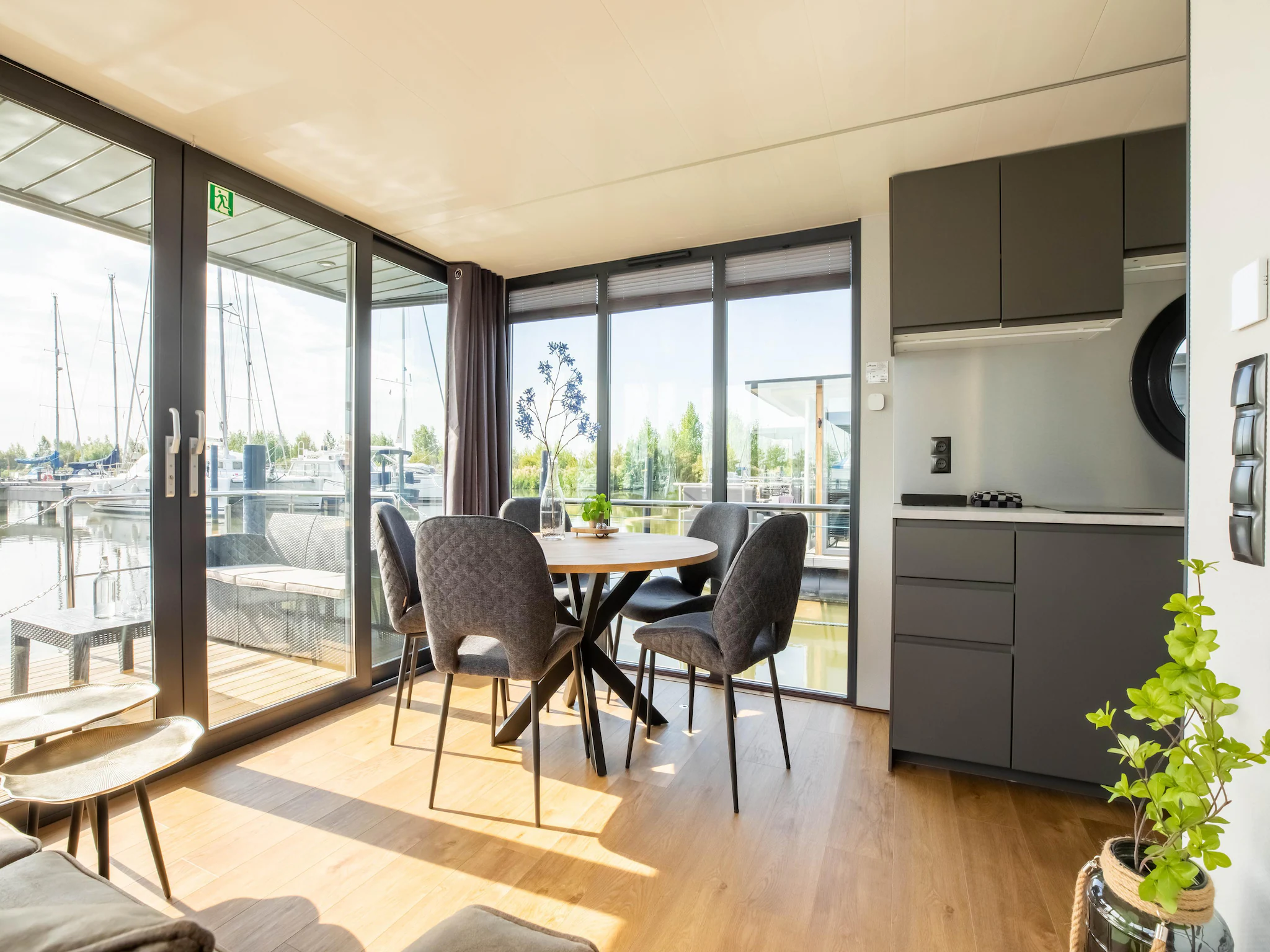 Foto's Comfortabele woonboot in jachthaven Volendam - Belvilla by Oyo
