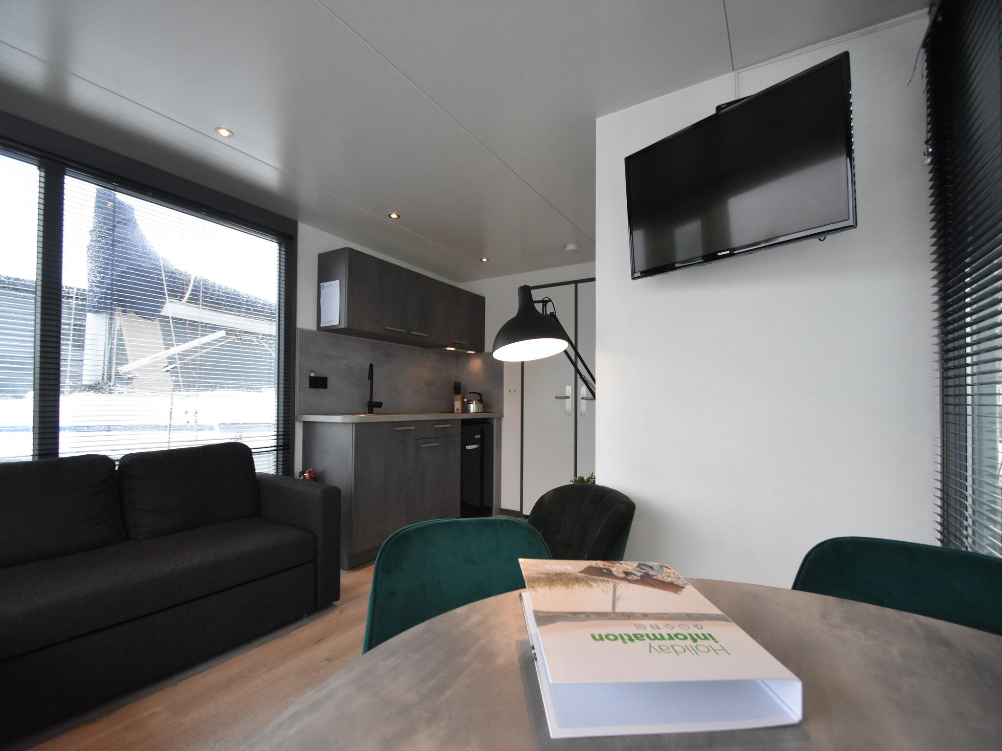 Foto's Moderne woonboot in Volendam met een gedeeld zwembad - Belvilla by Oyo