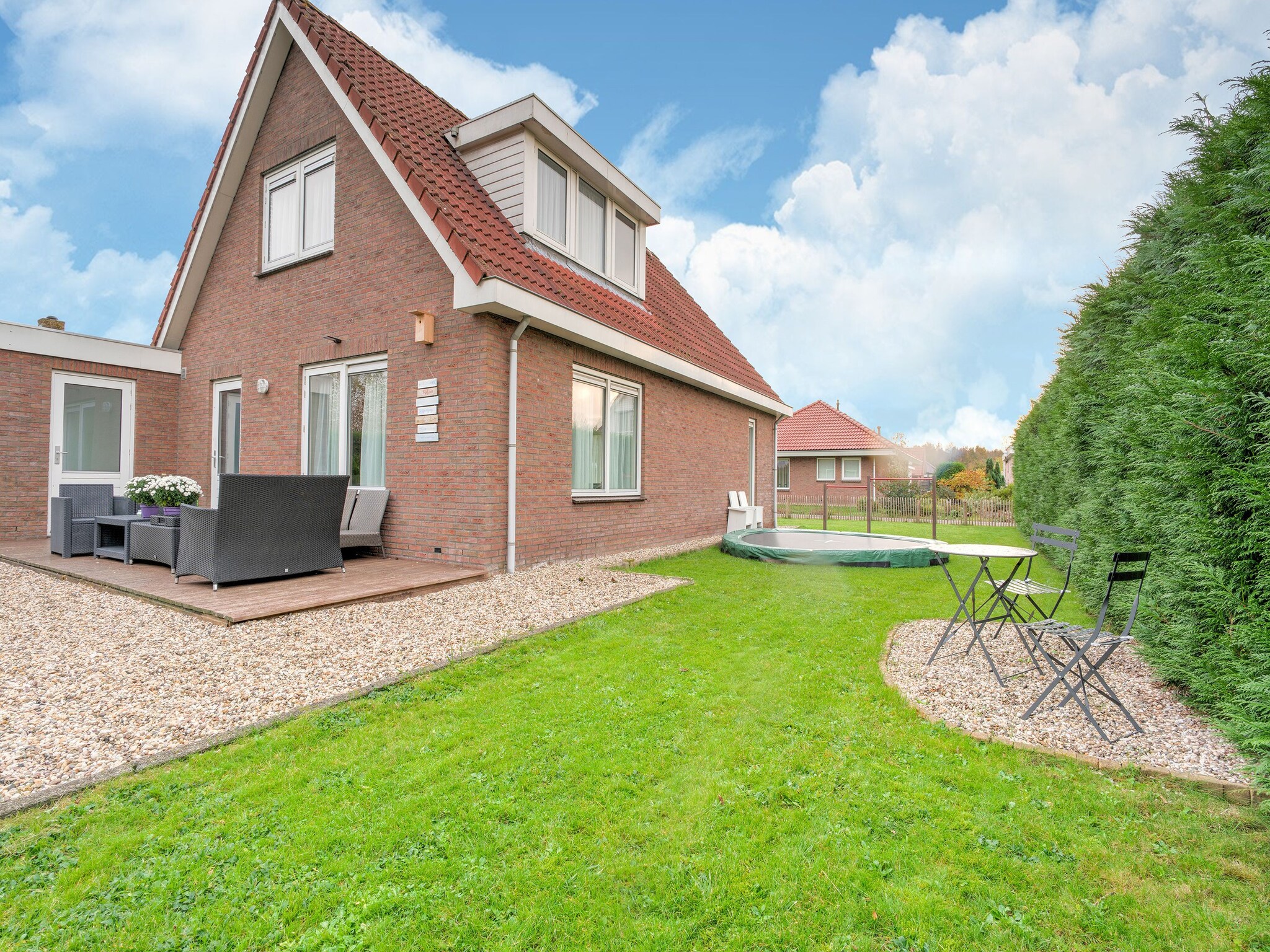 Foto's Aangenaam vakantiehuis in Zeewolde met gedeeld zwembad - Belvilla by Oyo