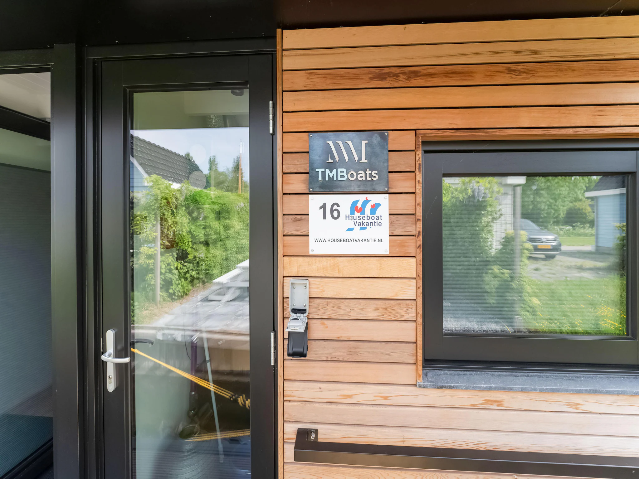 Foto's Boathouse aan het water in Stavoren met een tuin - Belvilla by Oyo